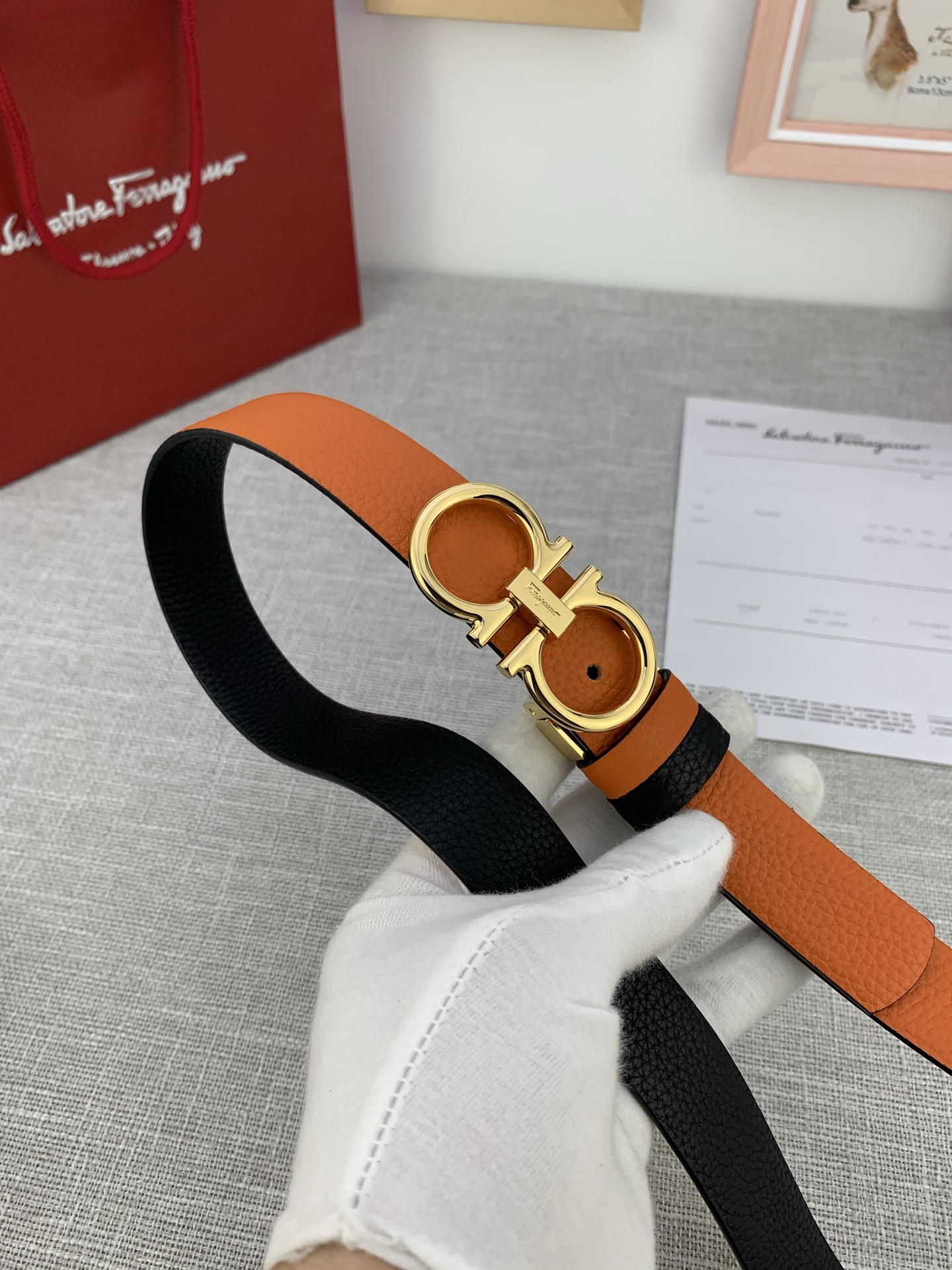  女款Ferragamo菲拉格慕，尺寸2.5cm。标志性Gancini标志，牛皮材质皮带。造型百搭，四季
