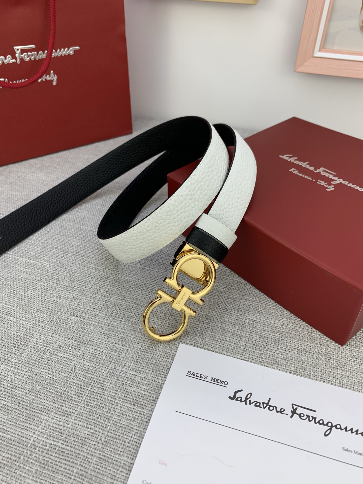  女款Ferragamo菲拉格慕，尺寸2.5cm。标志性Gancini标志，牛皮材质皮带。造型百搭，四季