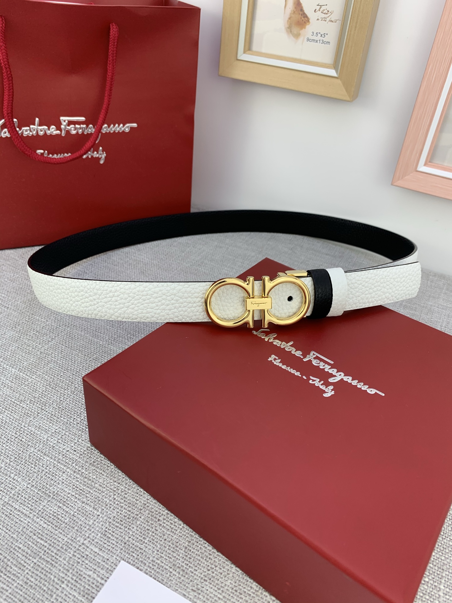  女款Ferragamo菲拉格慕，尺寸2.5cm。标志性Gancini标志，牛皮材质皮带。造型百搭，四季