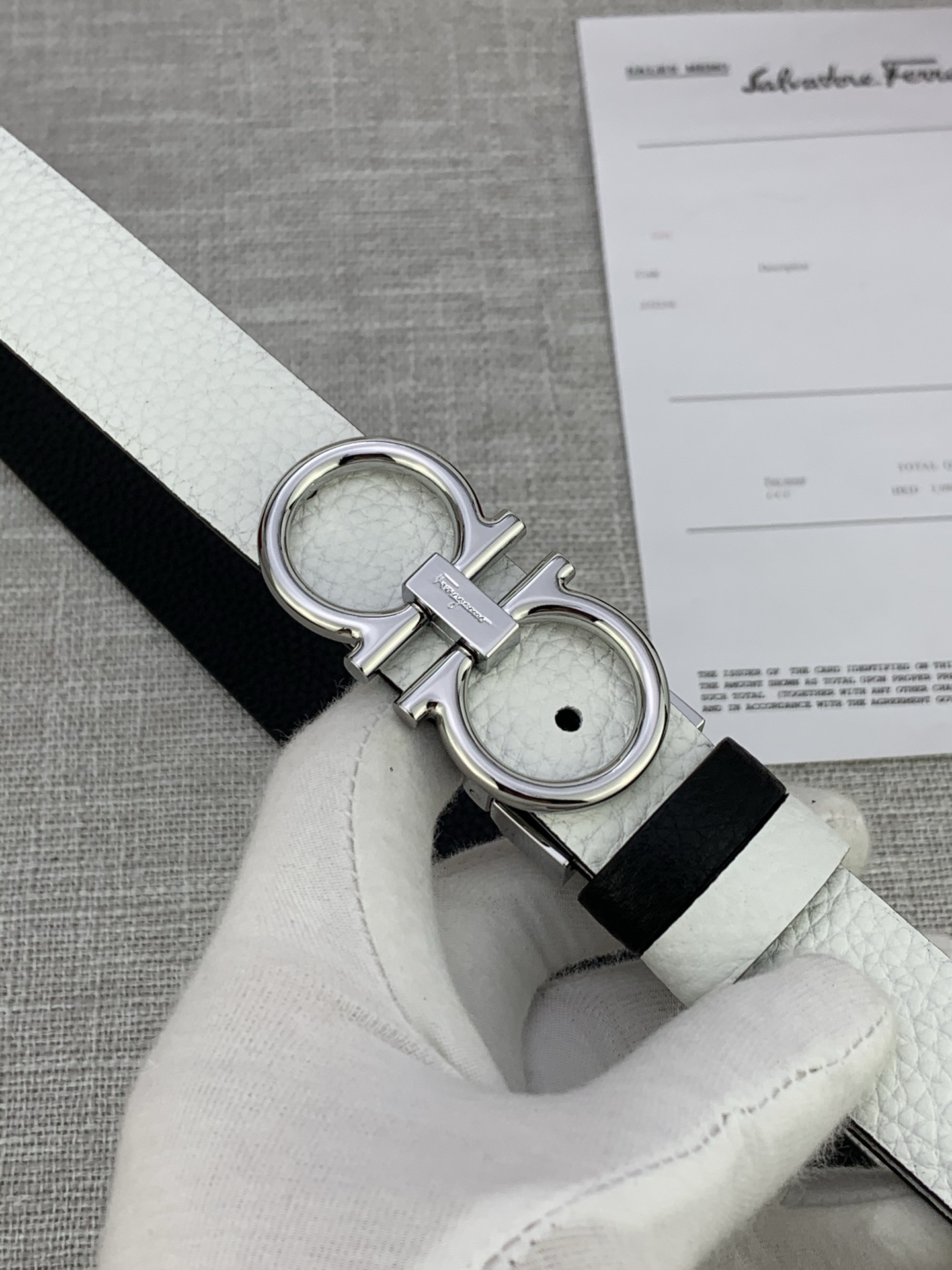  女款Ferragamo菲拉格慕，尺寸2.5cm。标志性Gancini标志，牛皮材质皮带。造型百搭，四季
