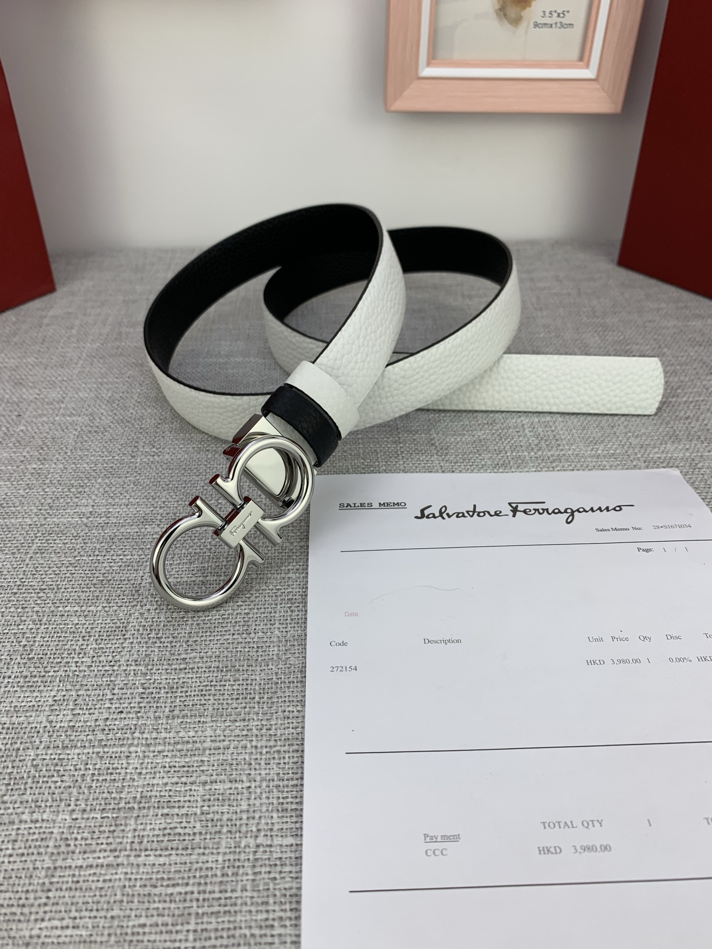  女款Ferragamo菲拉格慕，尺寸2.5cm。标志性Gancini标志，牛皮材质皮带。造型百搭，四季