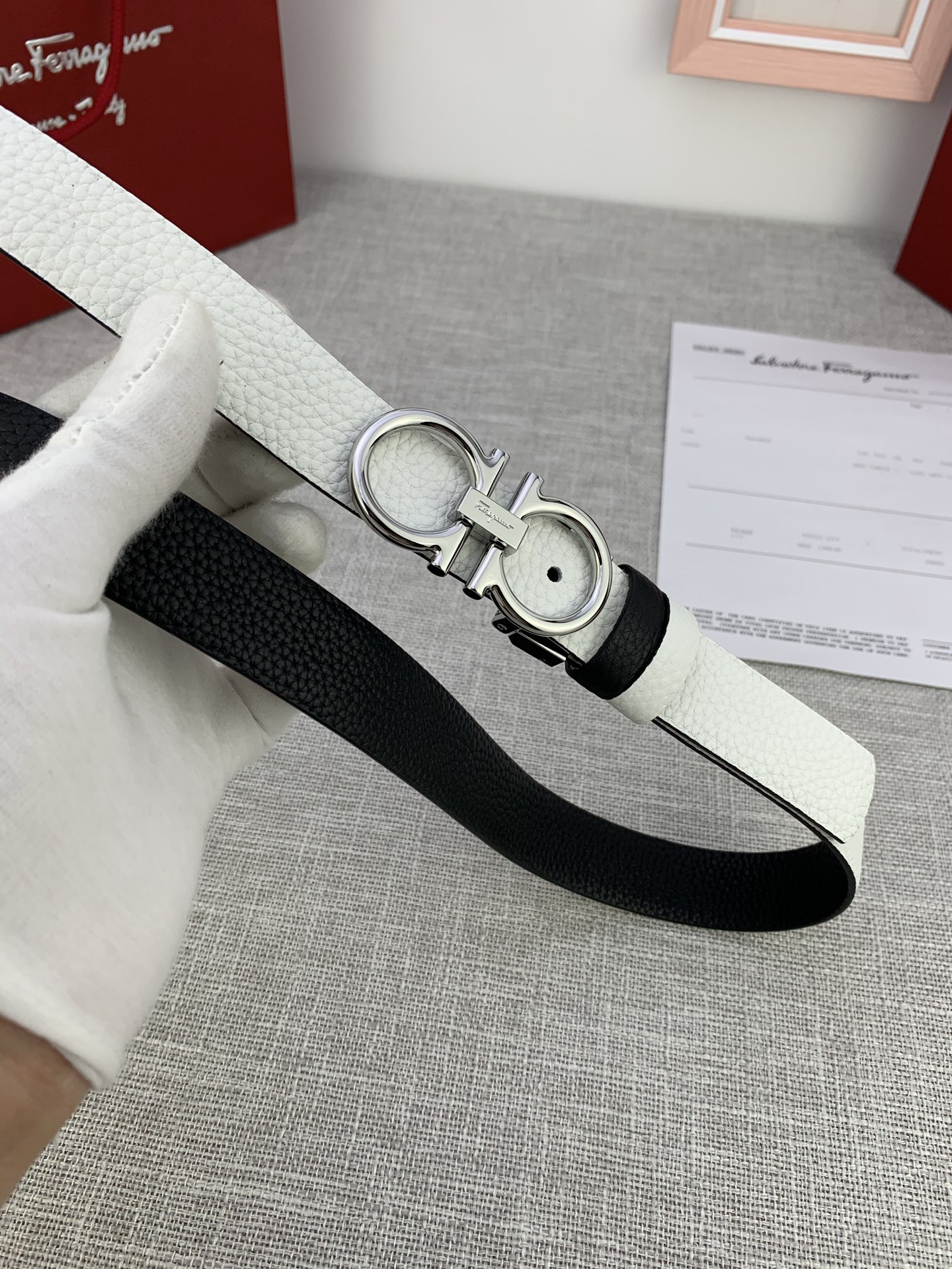  女款Ferragamo菲拉格慕，尺寸2.5cm。标志性Gancini标志，牛皮材质皮带。造型百搭，四季