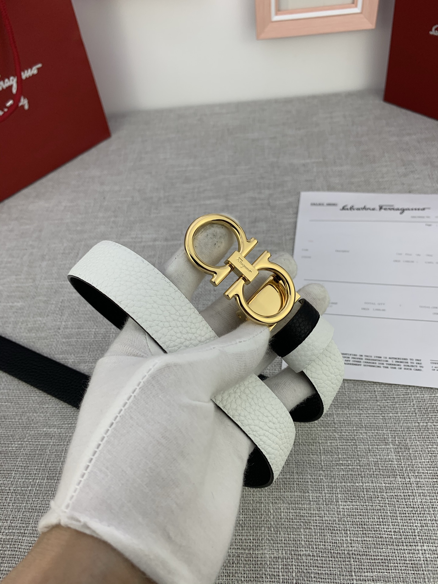  女款Ferragamo菲拉格慕，尺寸2.5cm。标志性Gancini标志，牛皮材质皮带。造型百搭，四季