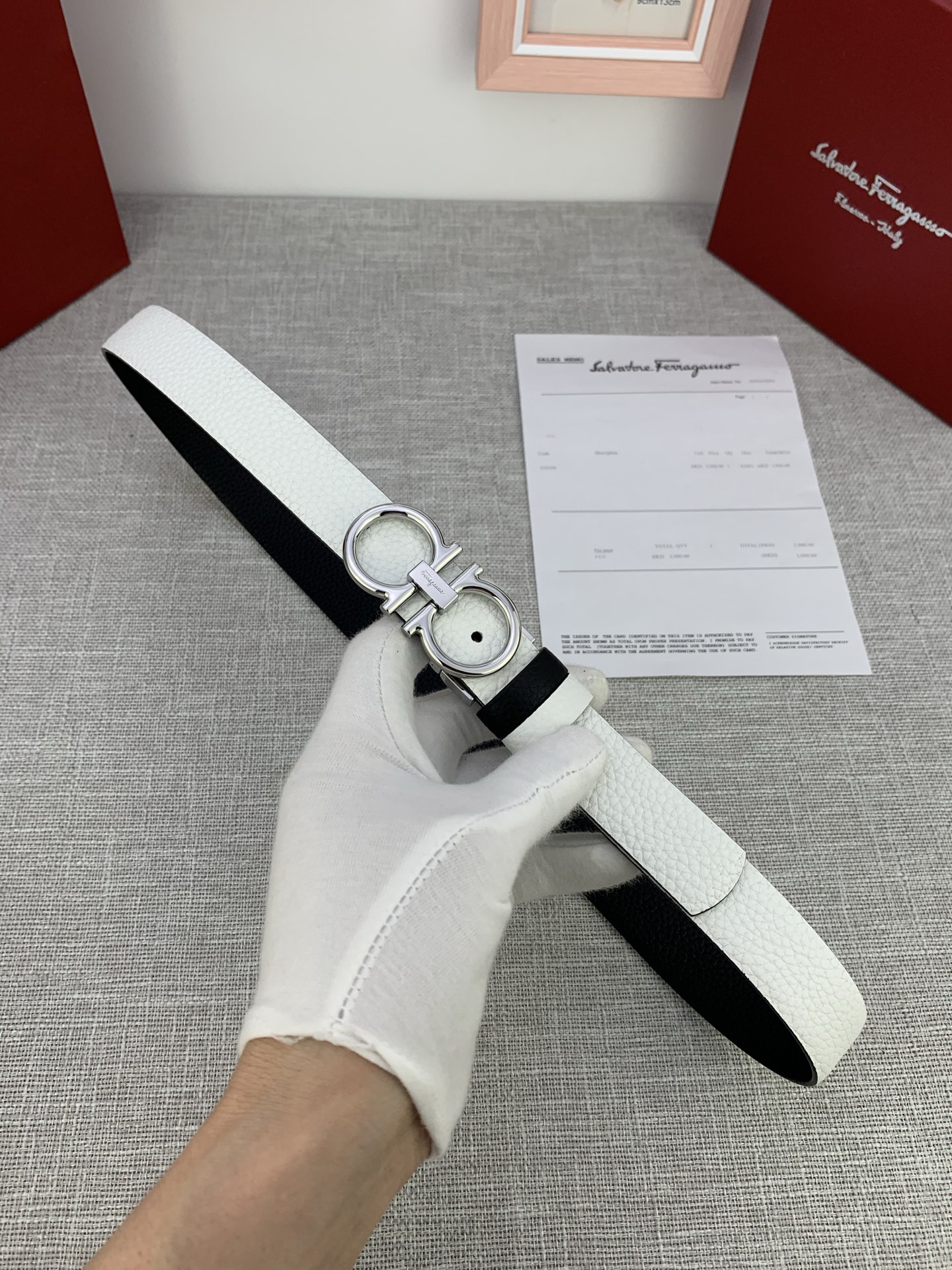  女款Ferragamo菲拉格慕，尺寸2.5cm。标志性Gancini标志，牛皮材质皮带。造型百搭，四季