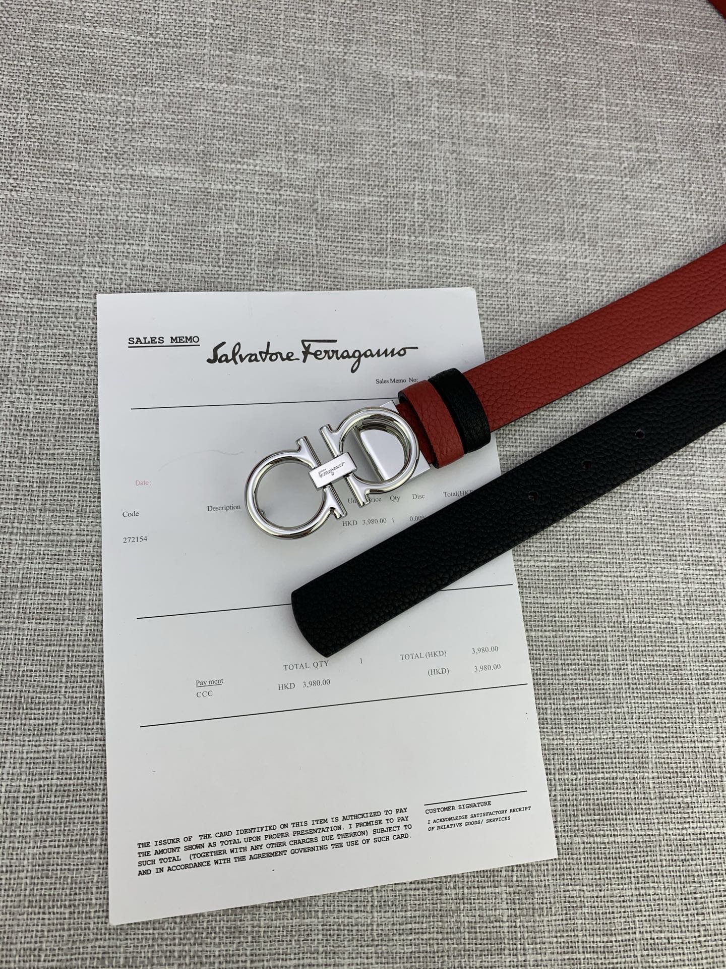  女款Ferragamo菲拉格慕，尺寸2.5cm。标志性Gancini标志，牛皮材质皮带。造型百搭，四季