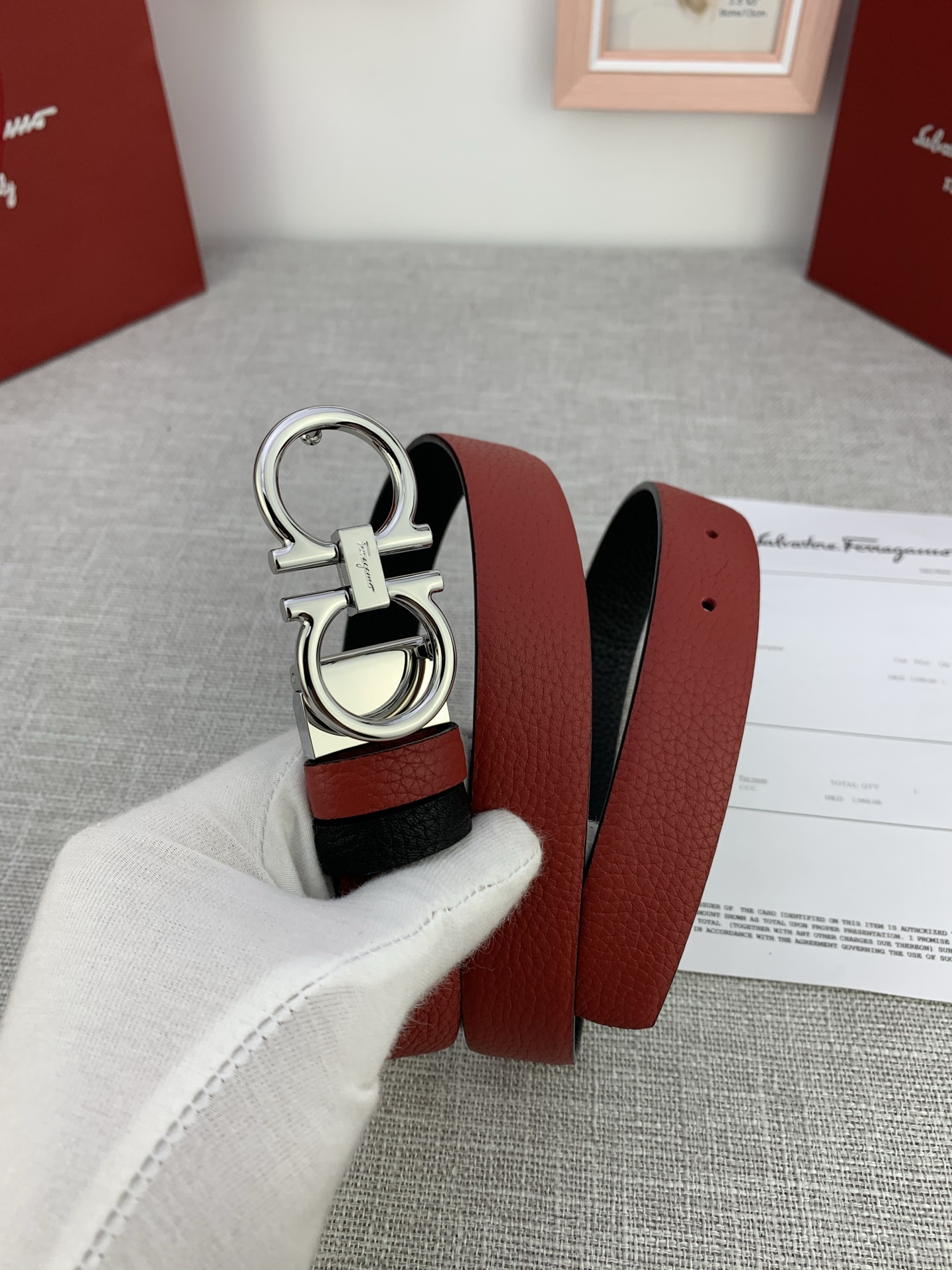  女款Ferragamo菲拉格慕，尺寸2.5cm。标志性Gancini标志，牛皮材质皮带。造型百搭，四季