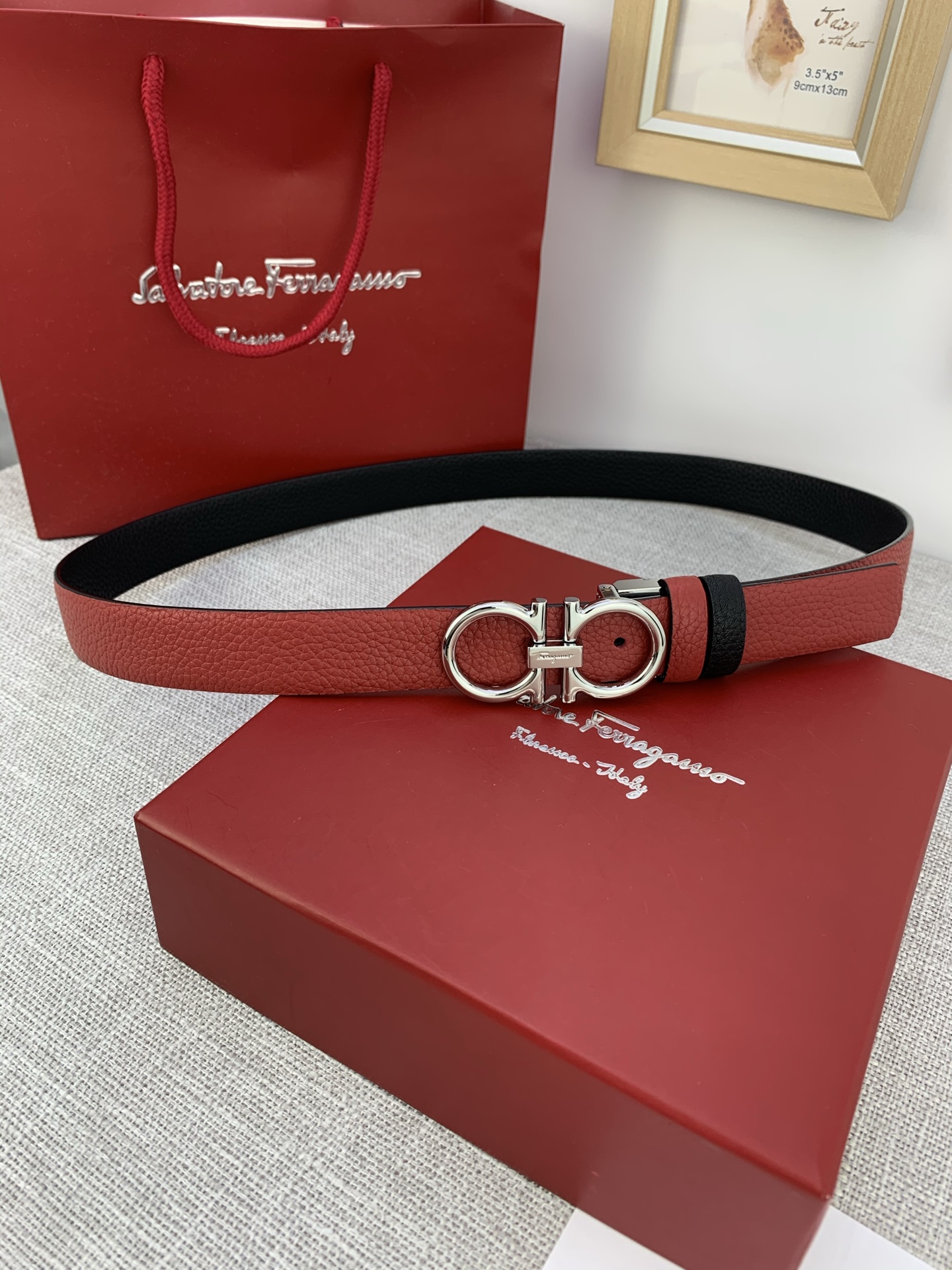  女款Ferragamo菲拉格慕，尺寸2.5cm。标志性Gancini标志，牛皮材质皮带。造型百搭，四季