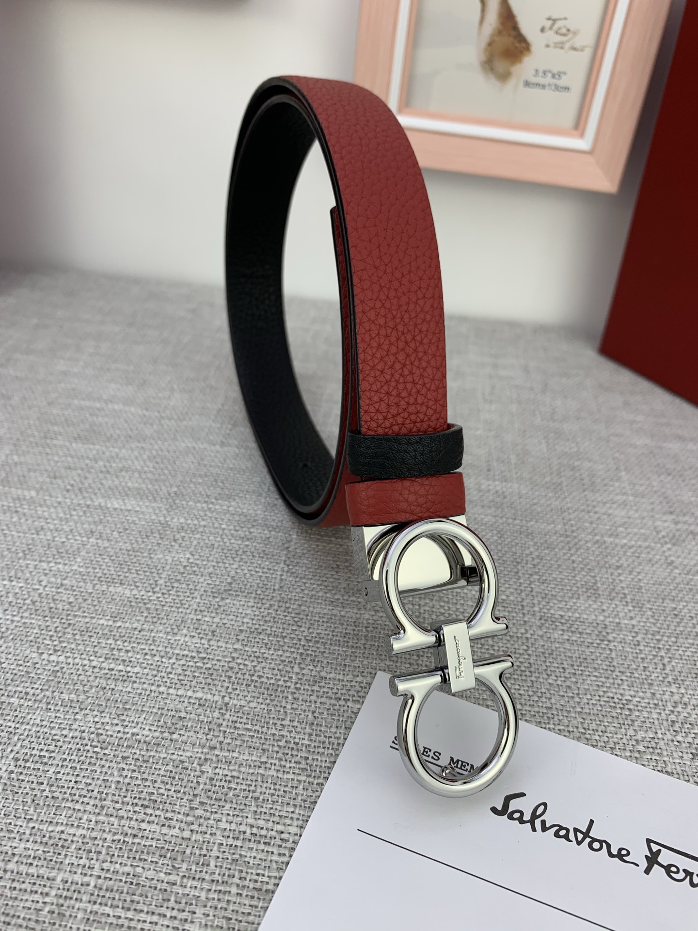  女款Ferragamo菲拉格慕，尺寸2.5cm。标志性Gancini标志，牛皮材质皮带。造型百搭，四季