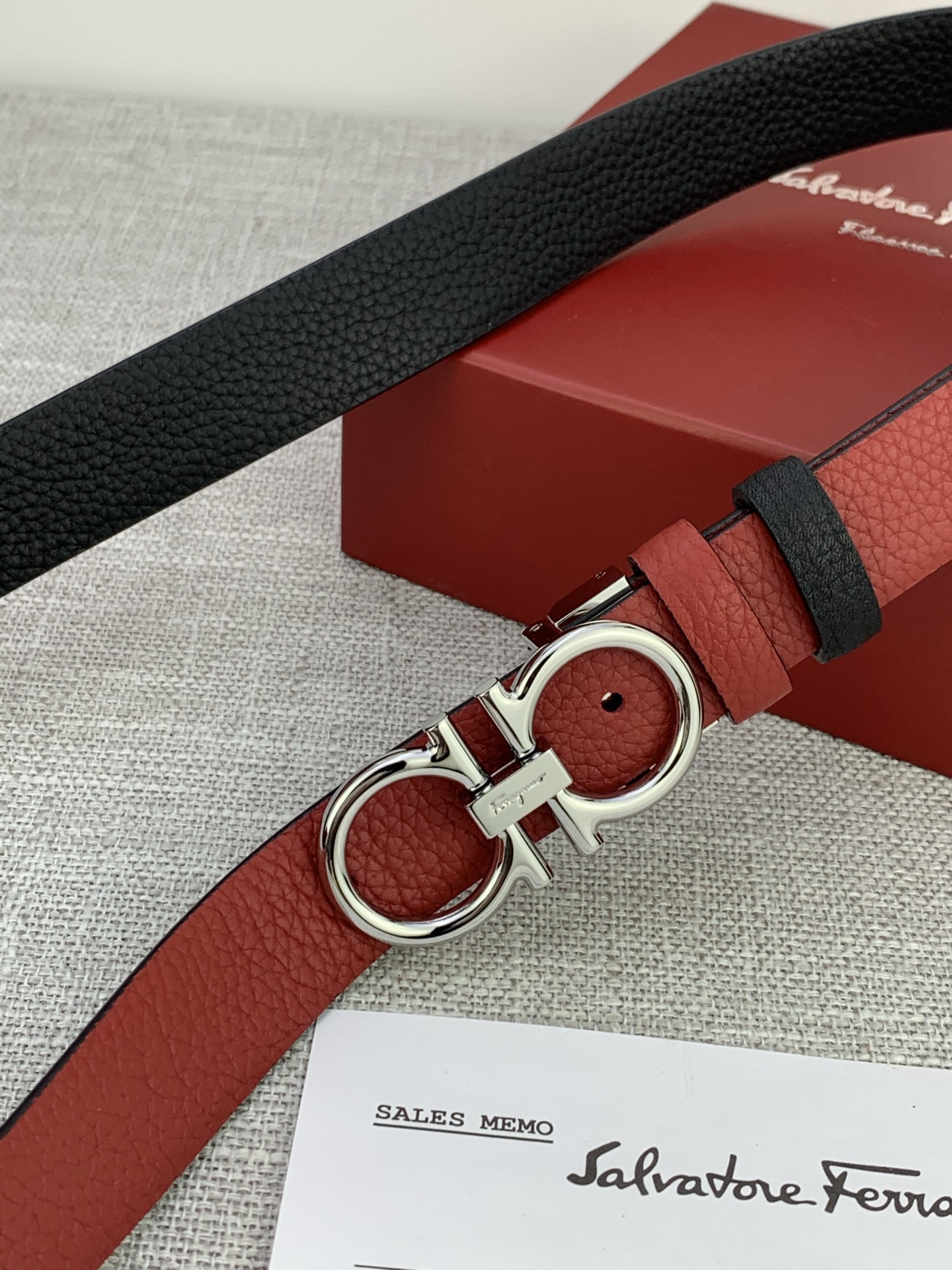  女款Ferragamo菲拉格慕，尺寸2.5cm。标志性Gancini标志，牛皮材质皮带。造型百搭，四季
