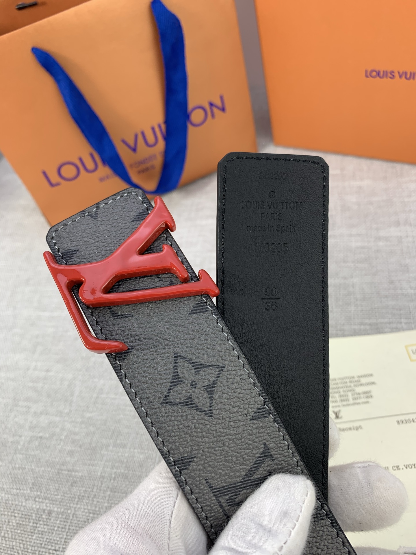  本款 LV Initials 双面腰带拥有 Monogram EcliPse Reverse 图案和素