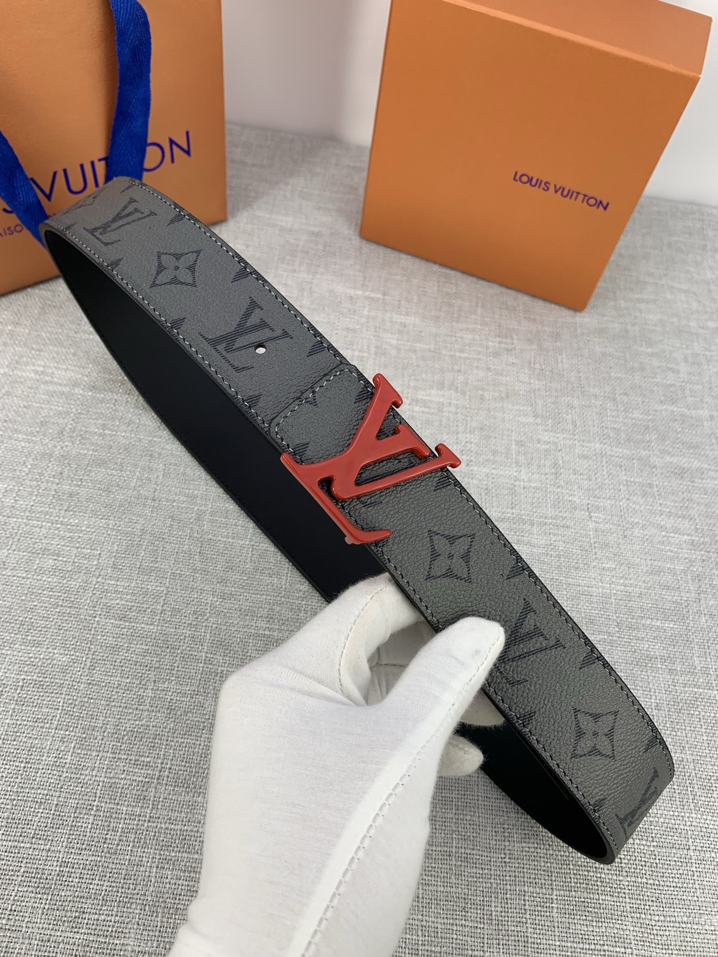  本款 LV Initials 双面腰带拥有 Monogram EcliPse Reverse 图案和素