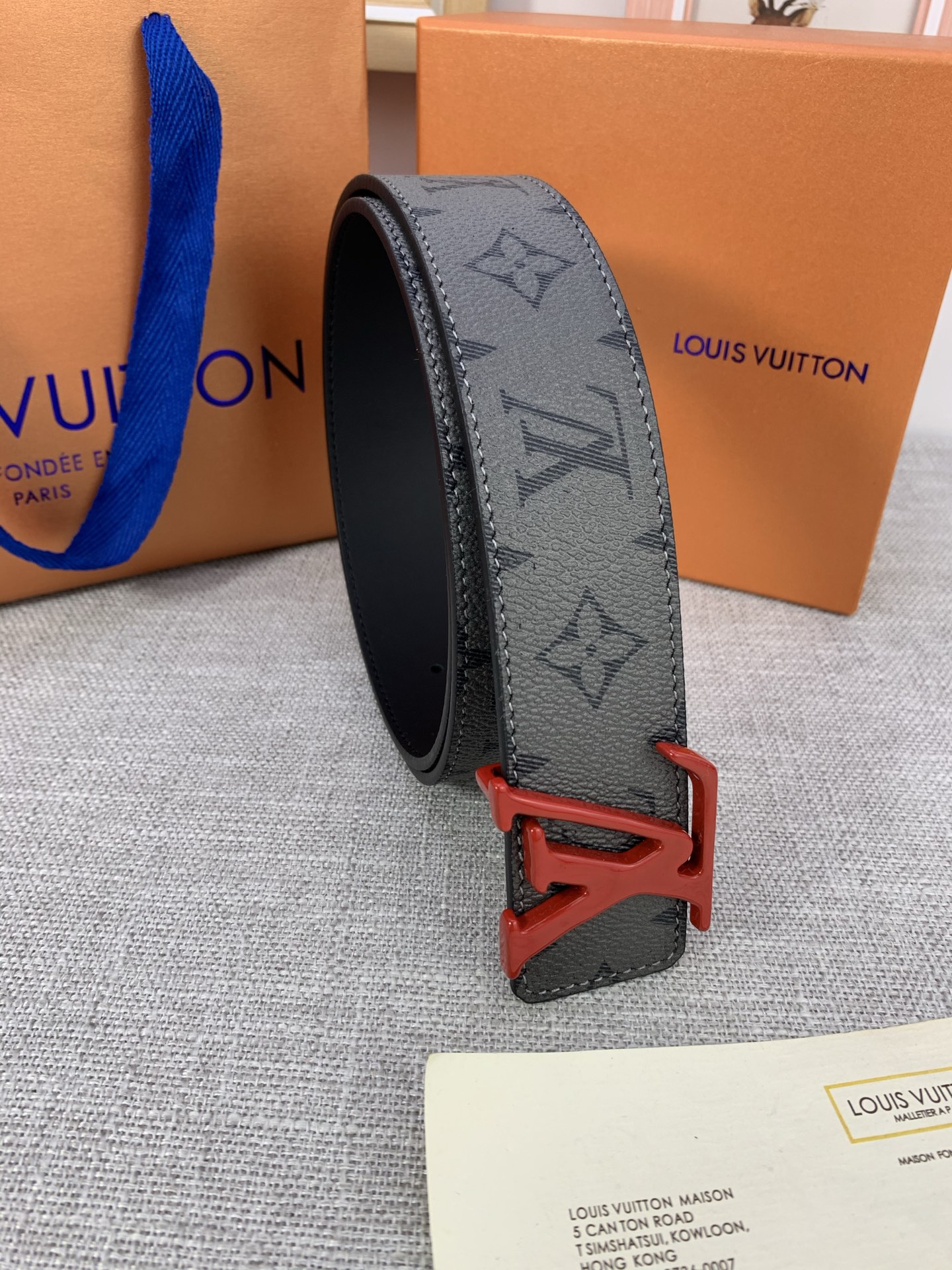  本款 LV Initials 双面腰带拥有 Monogram EcliPse Reverse 图案和素