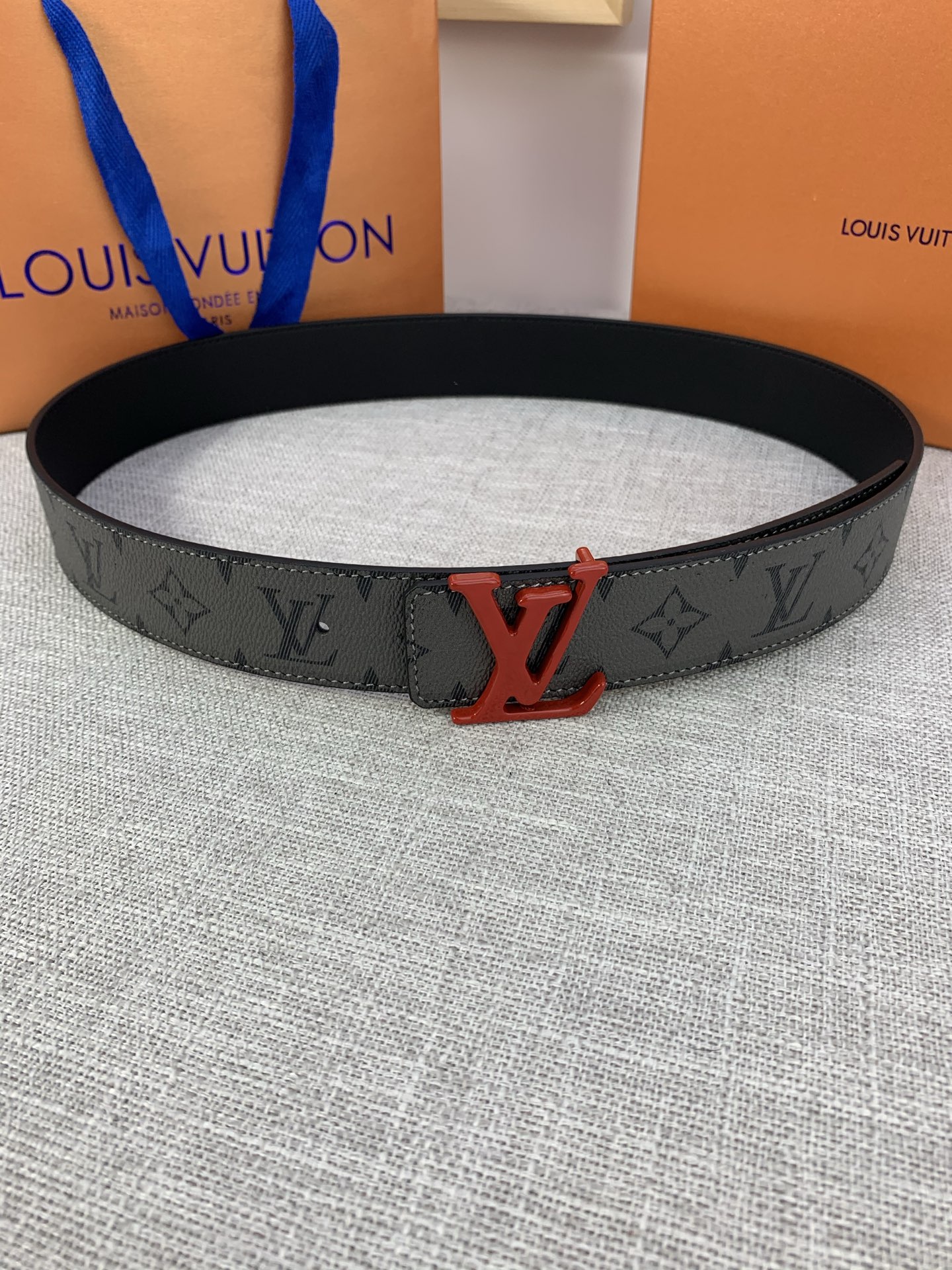  本款 LV Initials 双面腰带拥有 Monogram EcliPse Reverse 图案和素