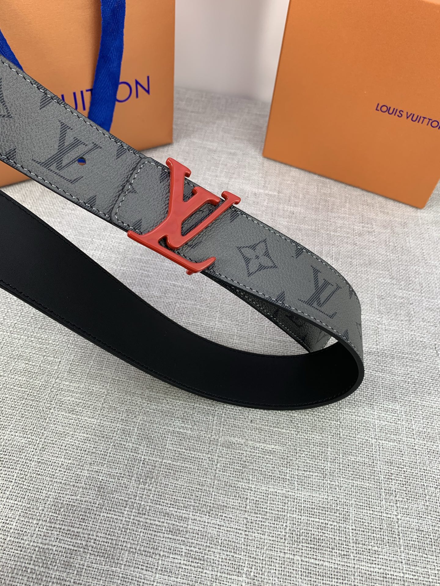  本款 LV Initials 双面腰带拥有 Monogram EcliPse Reverse 图案和素