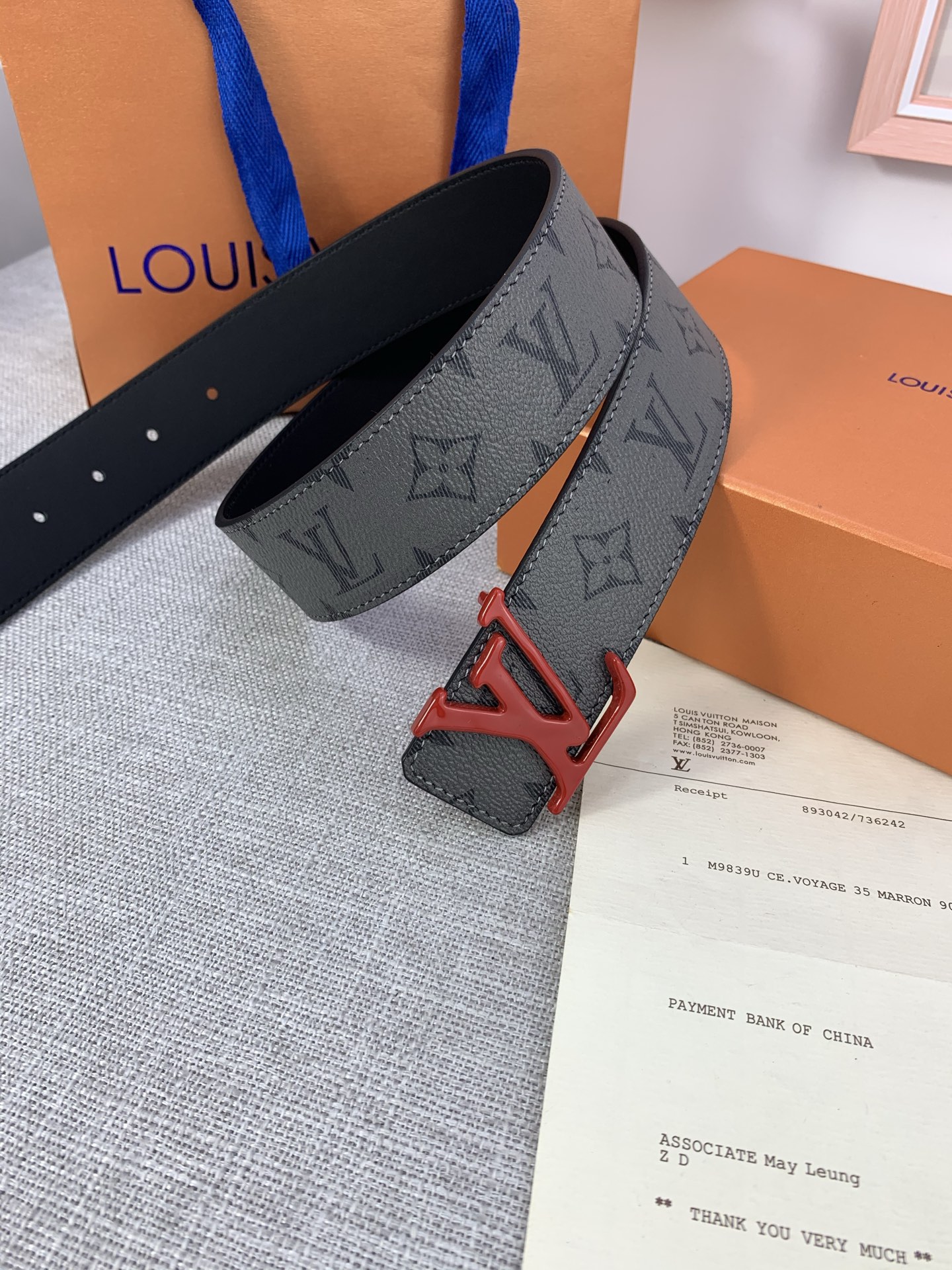  本款 LV Initials 双面腰带拥有 Monogram EcliPse Reverse 图案和素