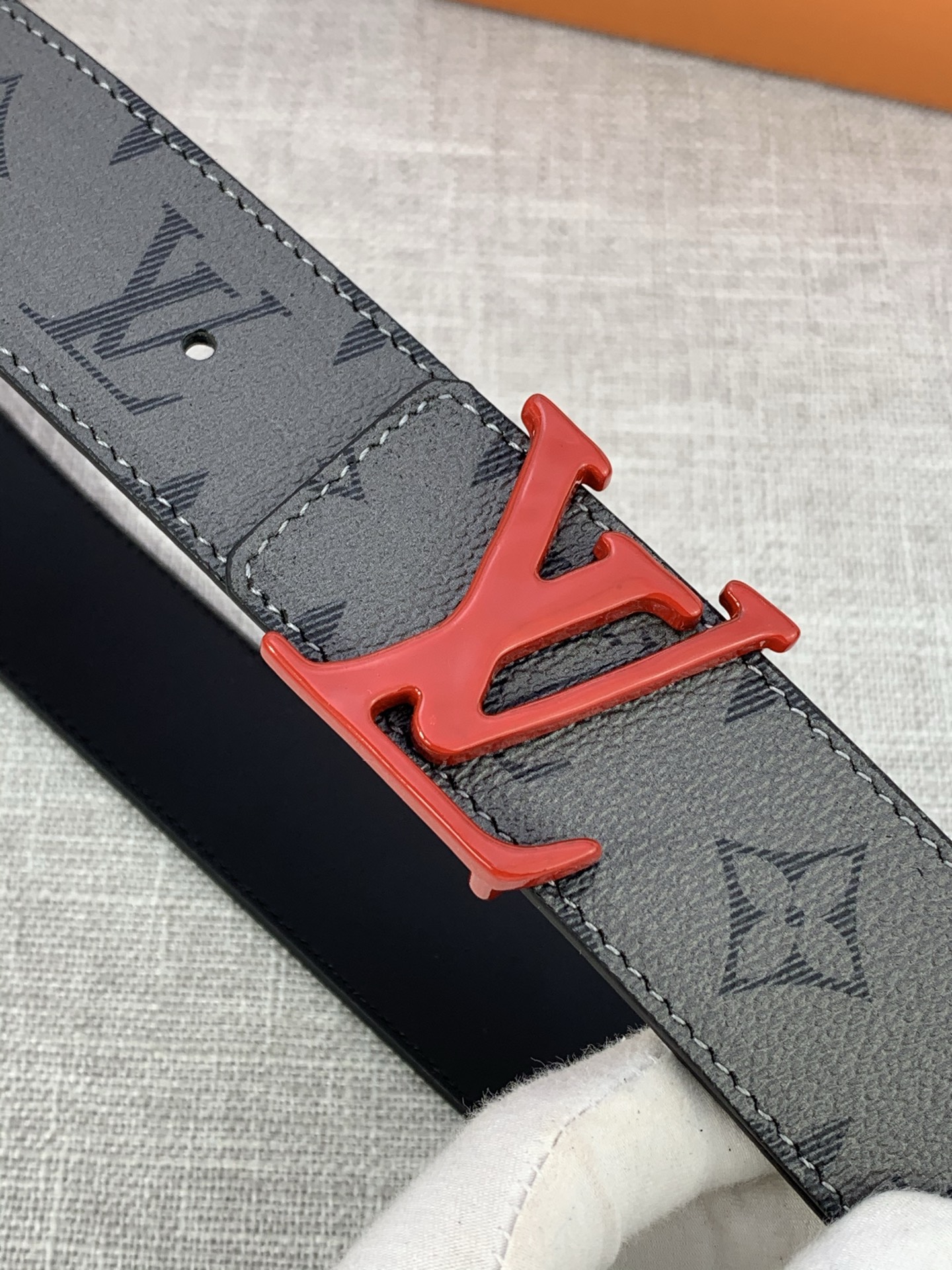  本款 LV Initials 双面腰带拥有 Monogram EcliPse Reverse 图案和素