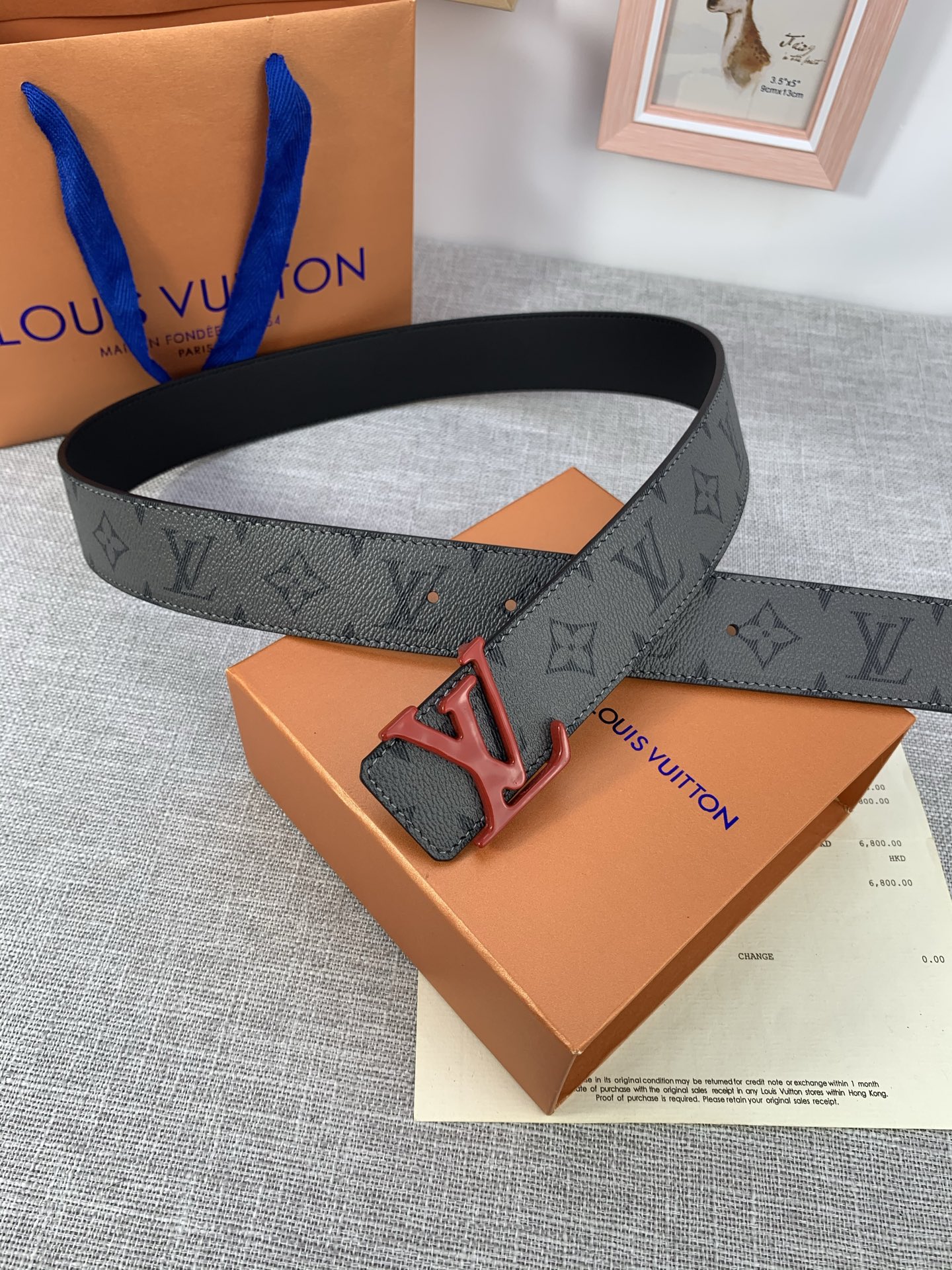  本款 LV Initials 双面腰带拥有 Monogram EcliPse Reverse 图案和素