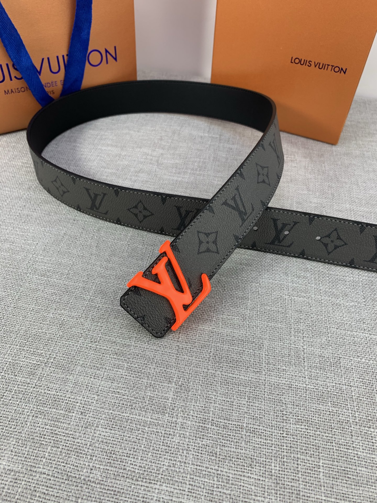  本款 LV Initials 双面腰带拥有 Monogram EcliPse Reverse 图案和素