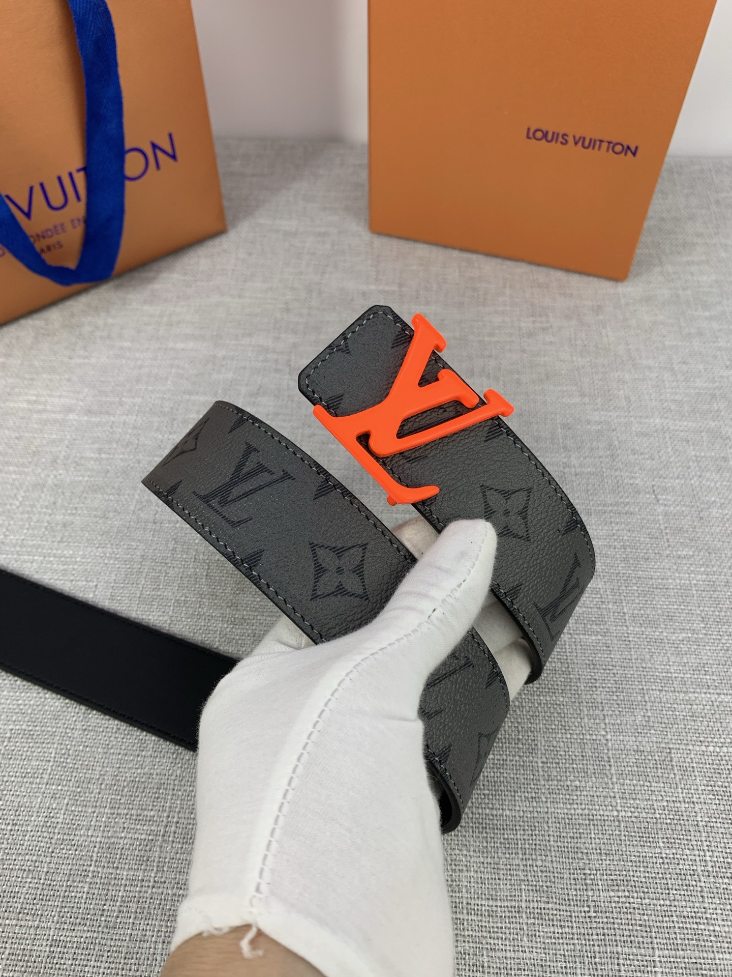  本款 LV Initials 双面腰带拥有 Monogram EcliPse Reverse 图案和素