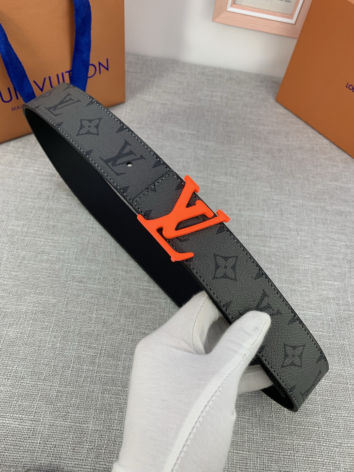  本款 LV Initials 双面腰带拥有 Monogram EcliPse Reverse 图案和素
