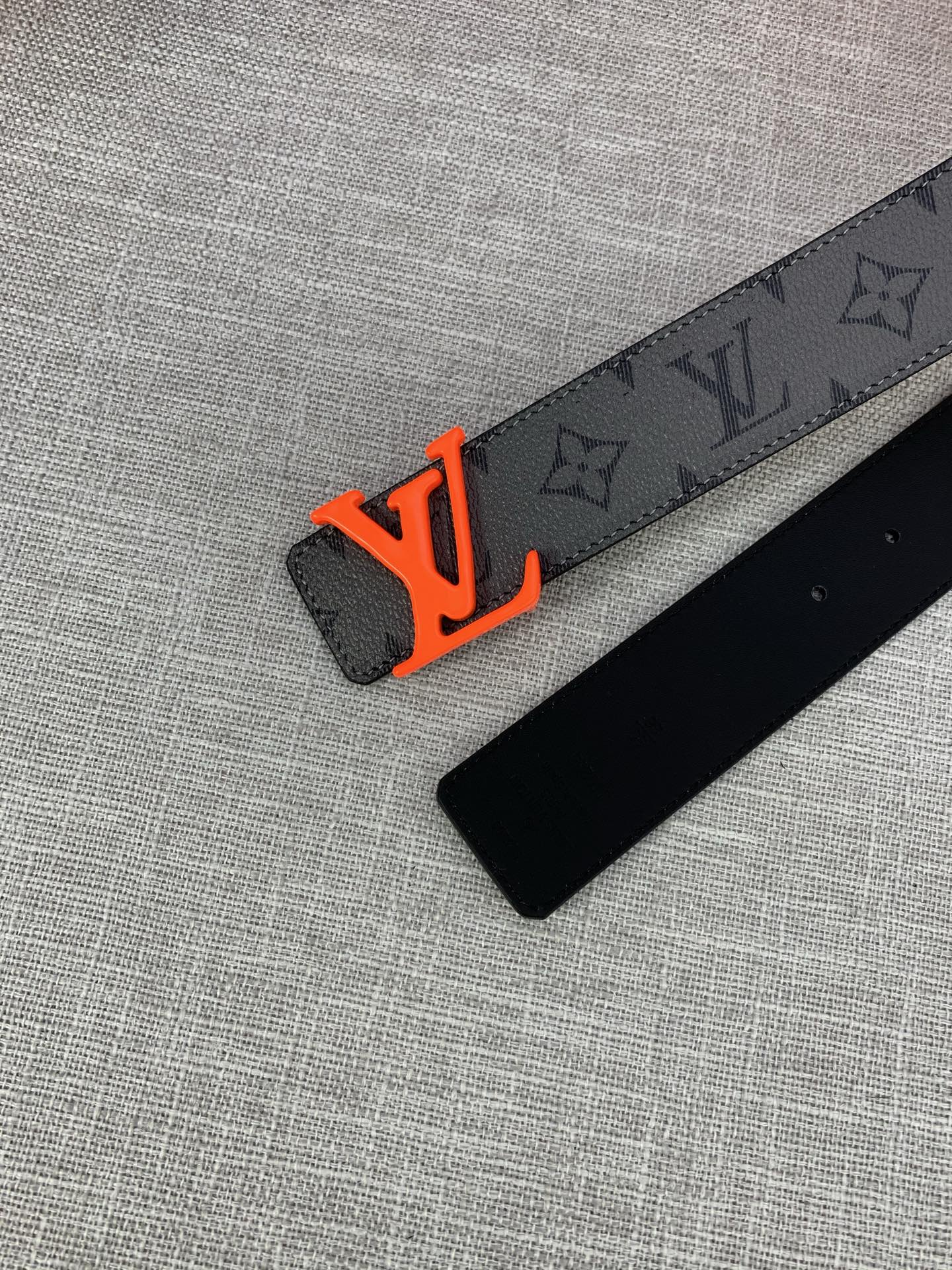  本款 LV Initials 双面腰带拥有 Monogram EcliPse Reverse 图案和素