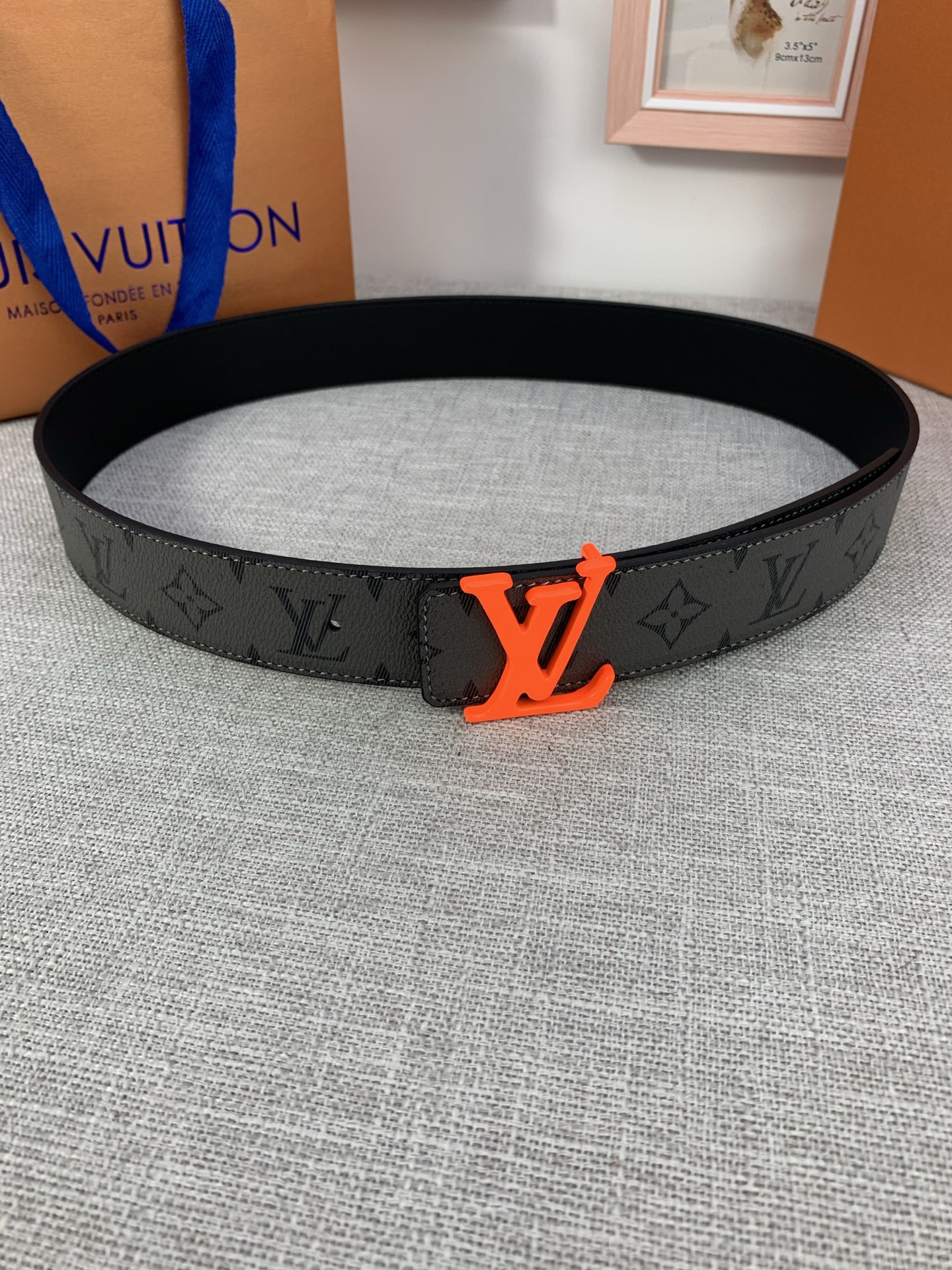  本款 LV Initials 双面腰带拥有 Monogram EcliPse Reverse 图案和素