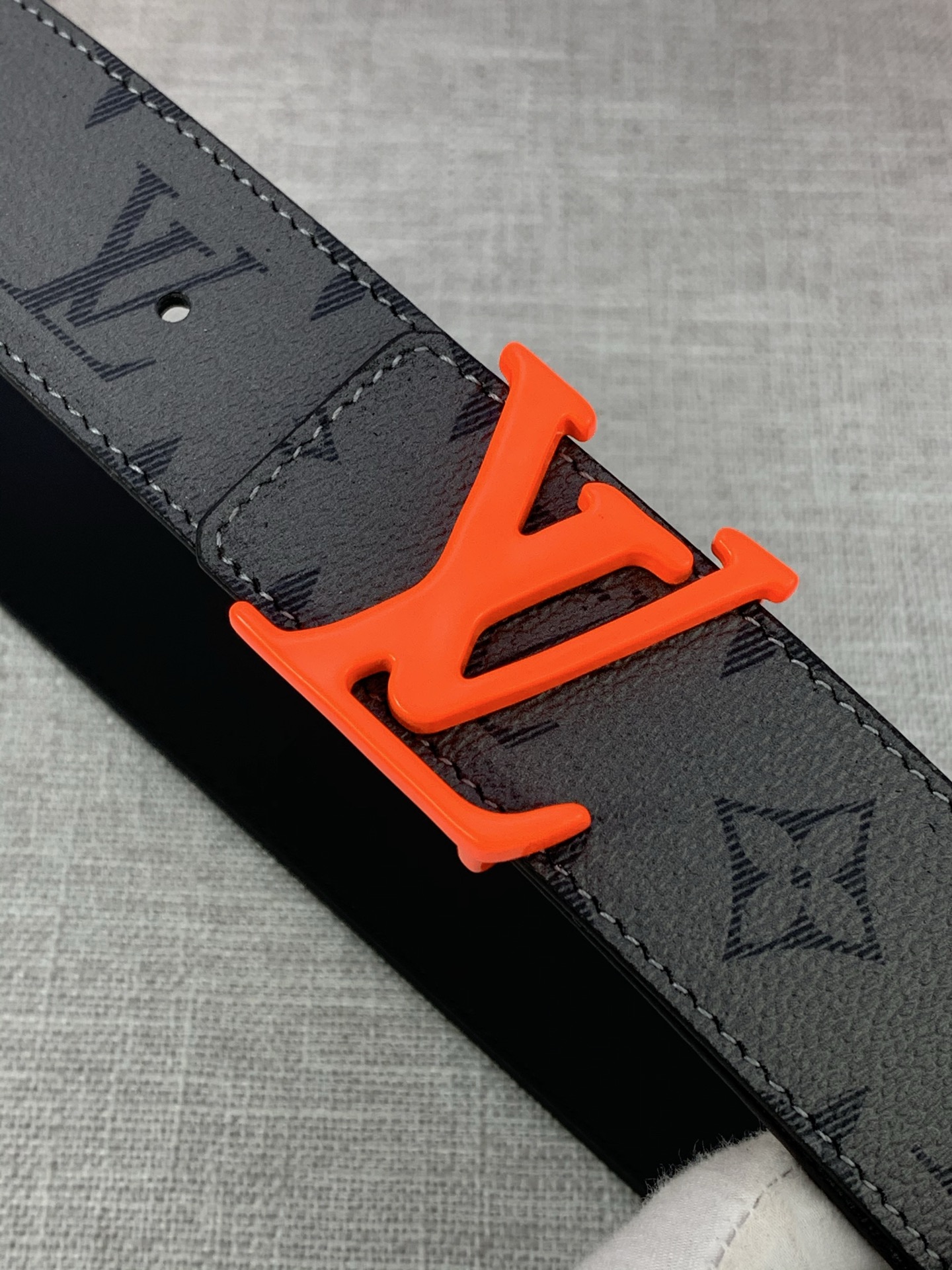 本款 LV Initials 双面腰带拥有 Monogram EcliPse Reverse 图案和素