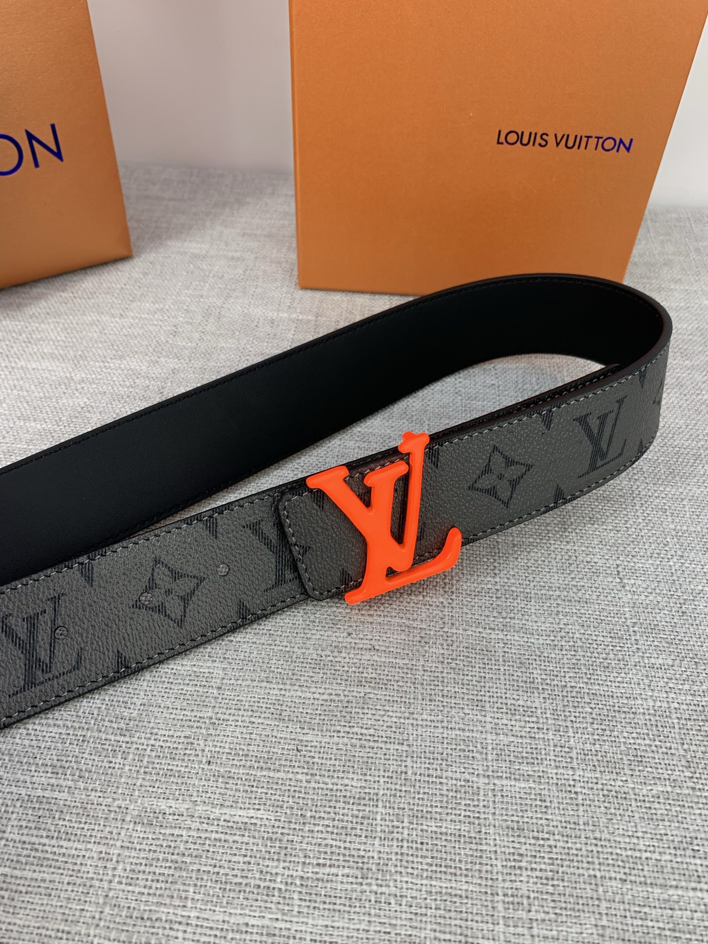  本款 LV Initials 双面腰带拥有 Monogram EcliPse Reverse 图案和素