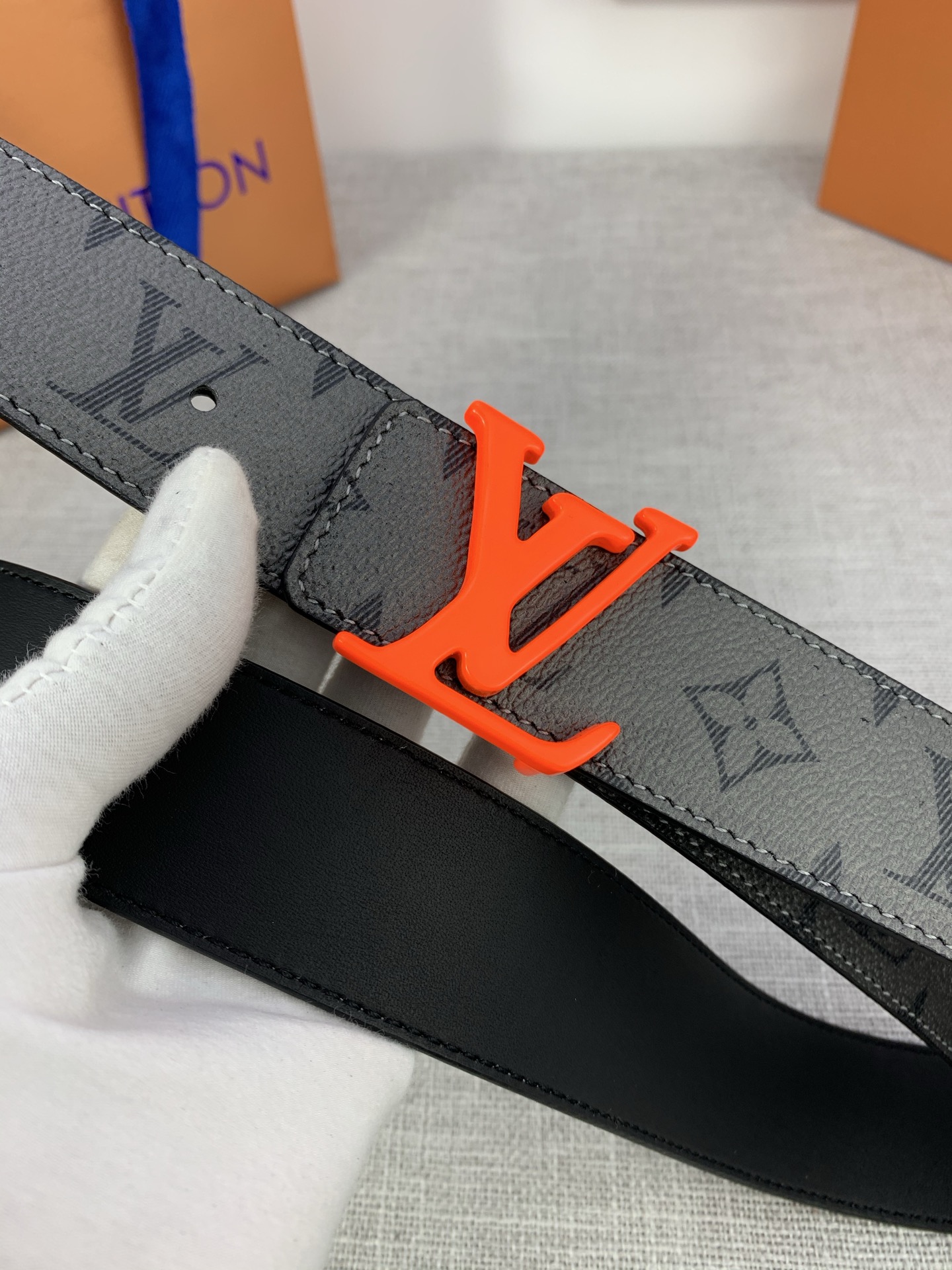  本款 LV Initials 双面腰带拥有 Monogram EcliPse Reverse 图案和素