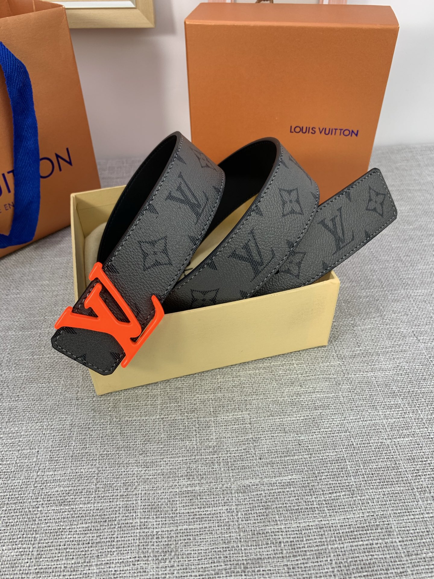  本款 LV Initials 双面腰带拥有 Monogram EcliPse Reverse 图案和素