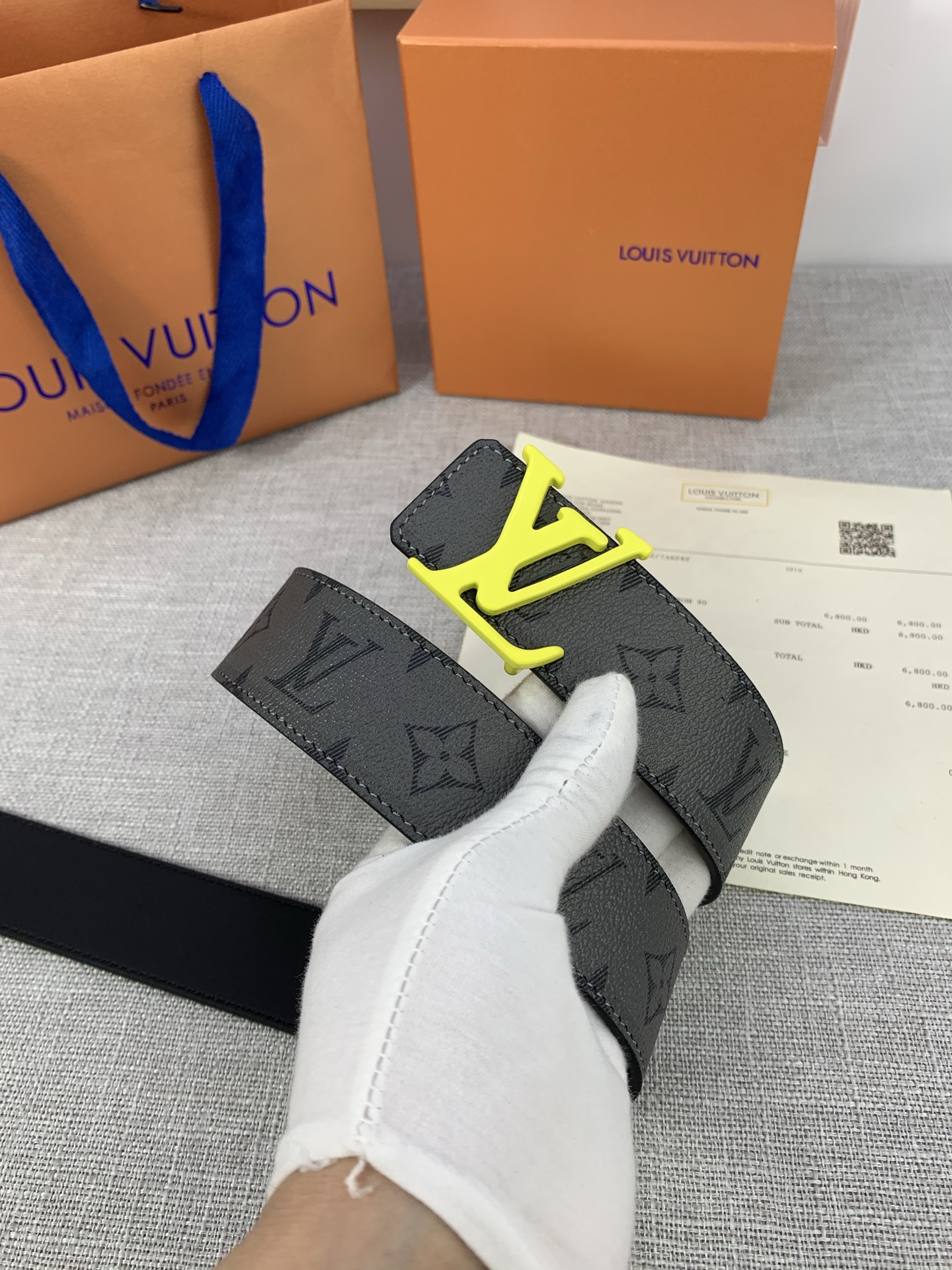  本款 LV Initials 双面腰带拥有 Monogram EcliPse Reverse 图案和素