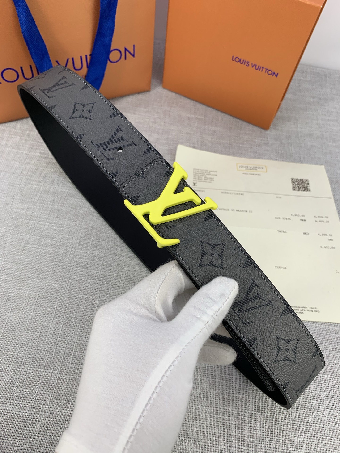  本款 LV Initials 双面腰带拥有 Monogram EcliPse Reverse 图案和素