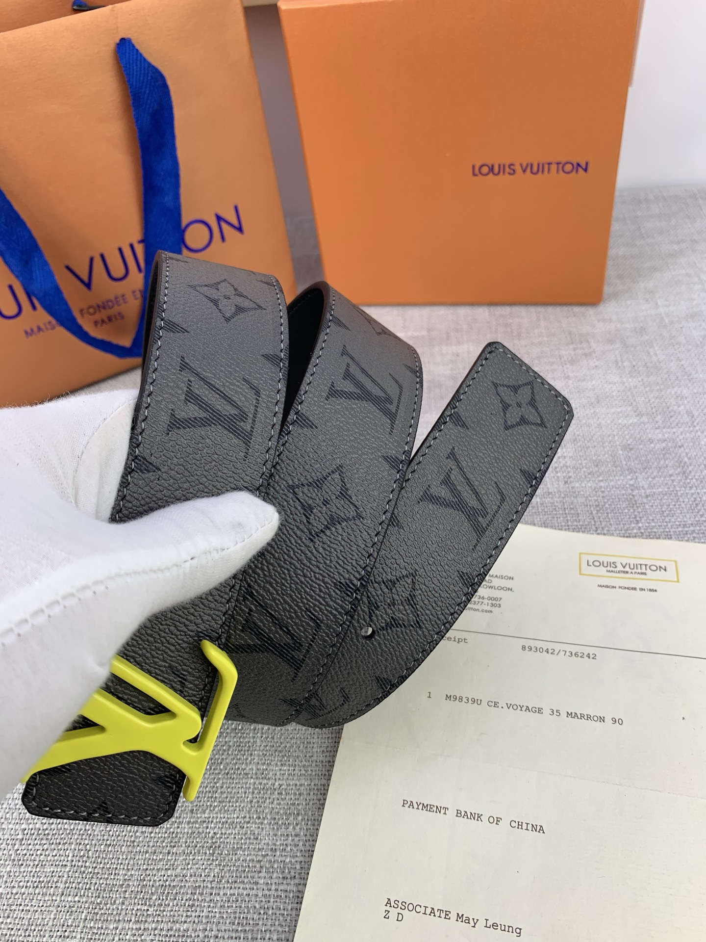  本款 LV Initials 双面腰带拥有 Monogram EcliPse Reverse 图案和素