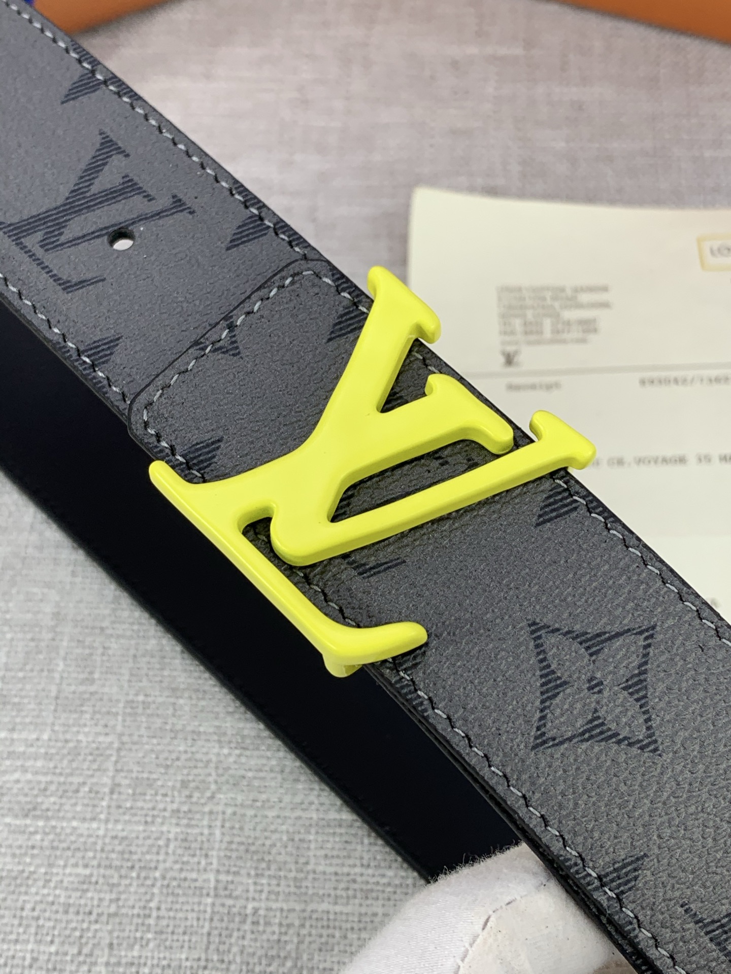  本款 LV Initials 双面腰带拥有 Monogram EcliPse Reverse 图案和素