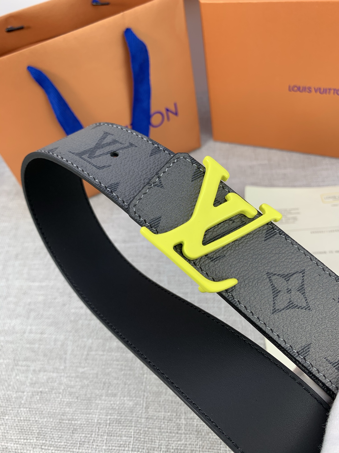  本款 LV Initials 双面腰带拥有 Monogram EcliPse Reverse 图案和素