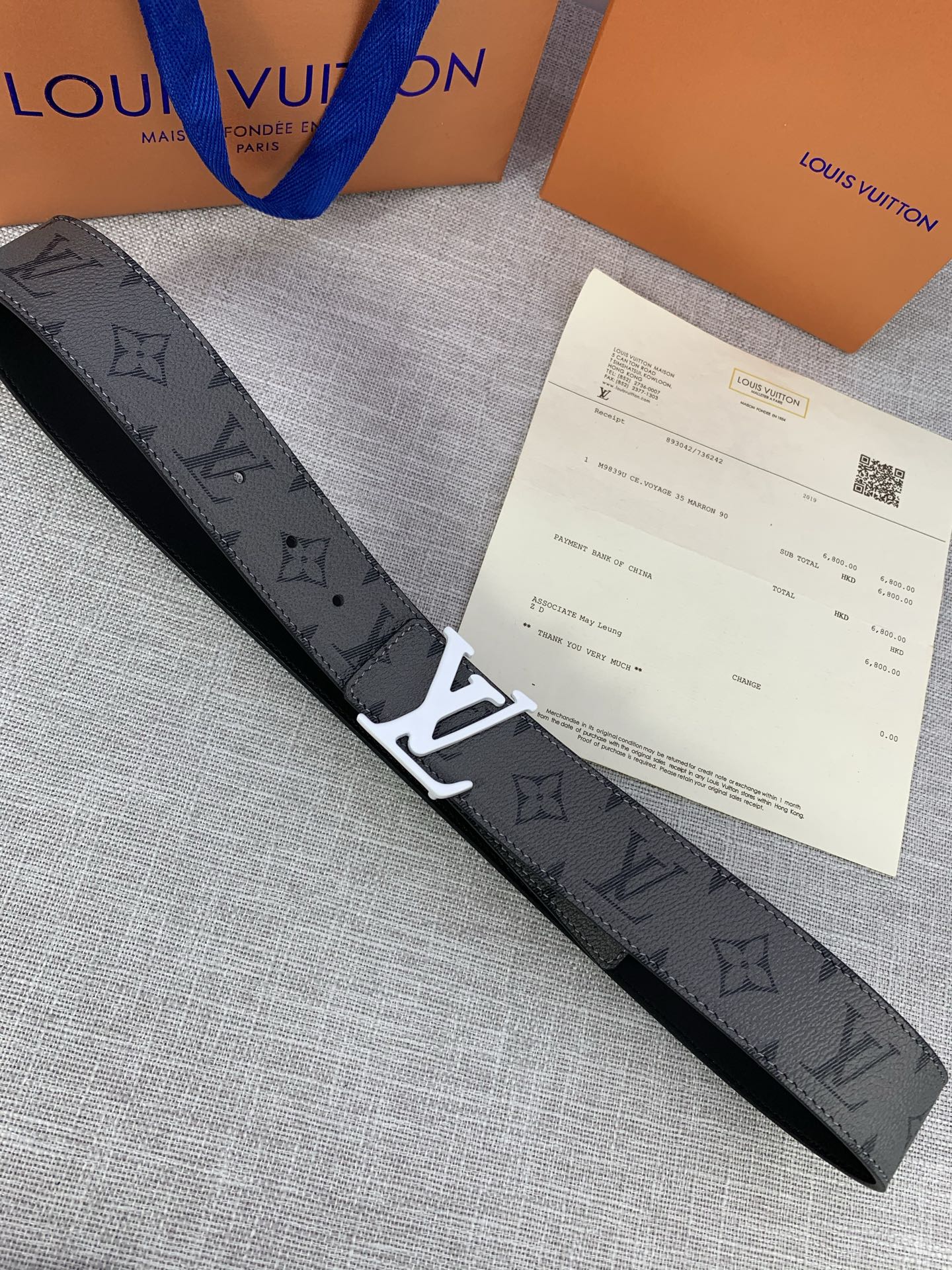  本款 LV Initials 双面腰带拥有 Monogram EcliPse Reverse 图案和素
