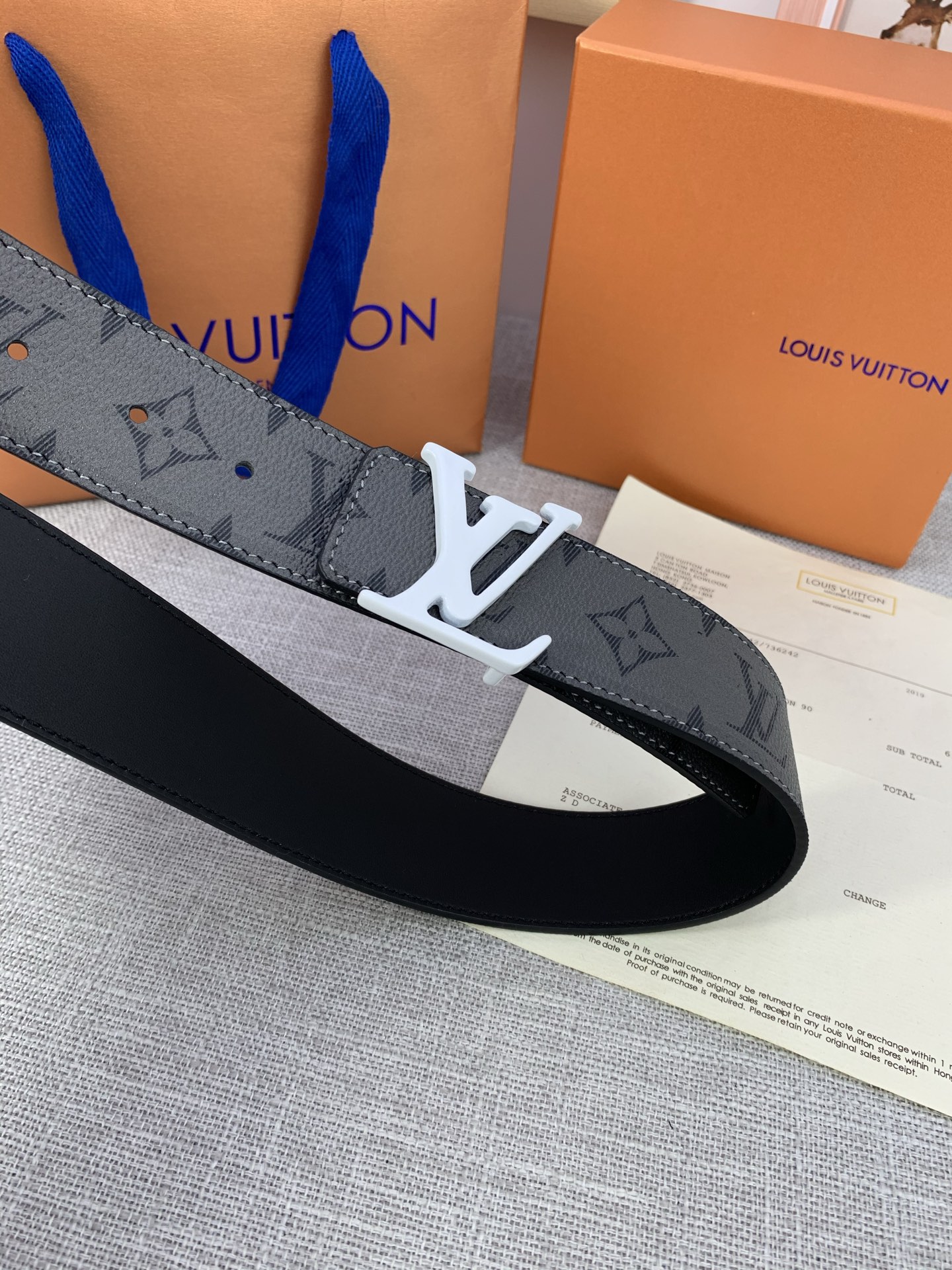  本款 LV Initials 双面腰带拥有 Monogram EcliPse Reverse 图案和素