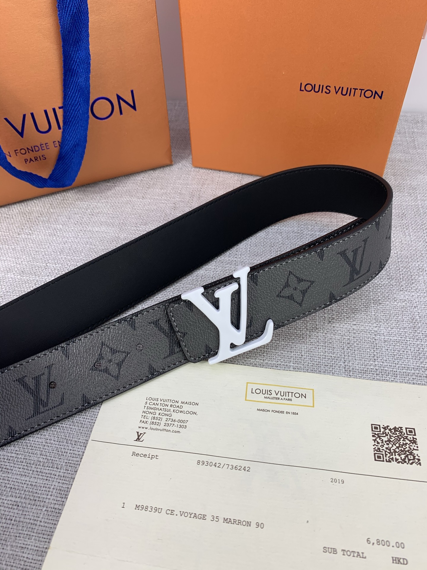  本款 LV Initials 双面腰带拥有 Monogram EcliPse Reverse 图案和素