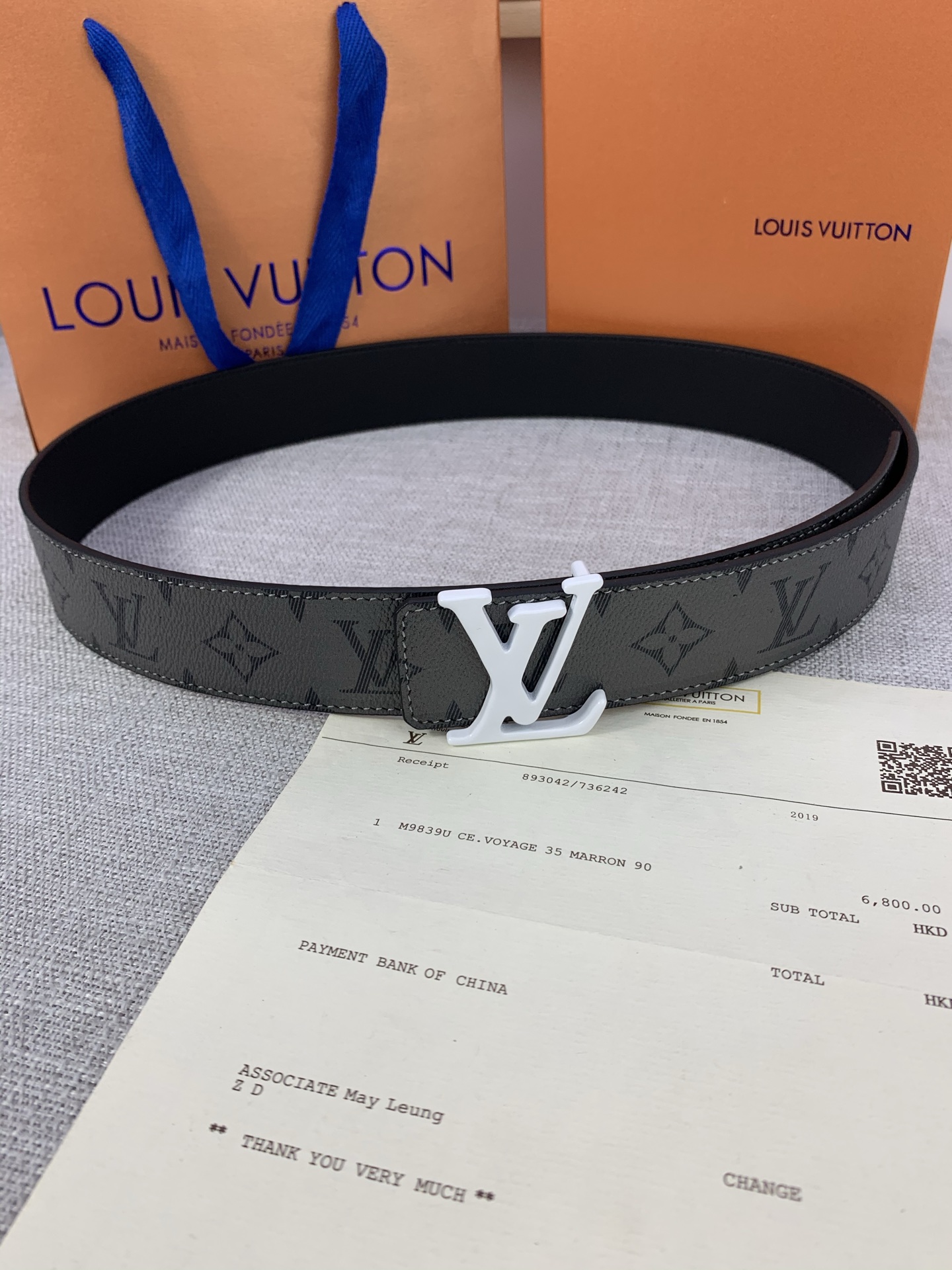  本款 LV Initials 双面腰带拥有 Monogram EcliPse Reverse 图案和素