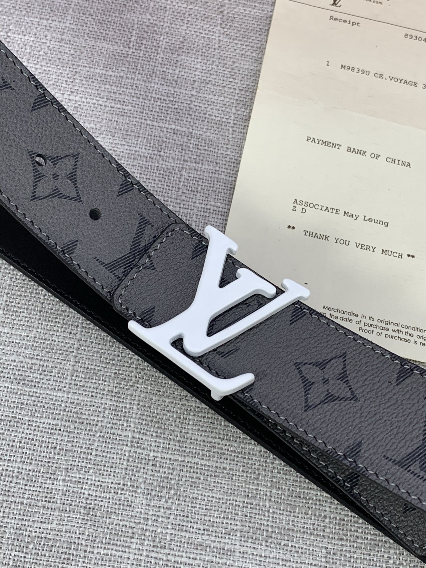  本款 LV Initials 双面腰带拥有 Monogram EcliPse Reverse 图案和素
