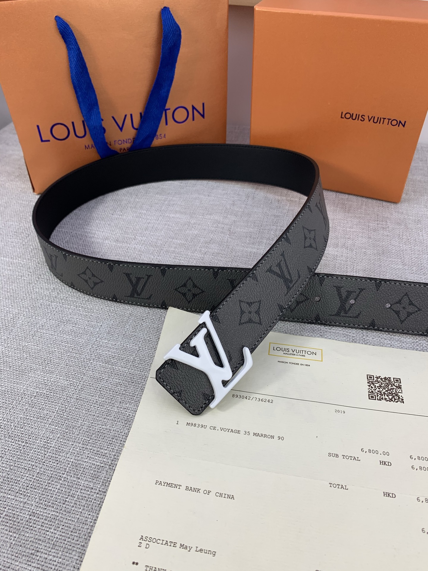  本款 LV Initials 双面腰带拥有 Monogram EcliPse Reverse 图案和素