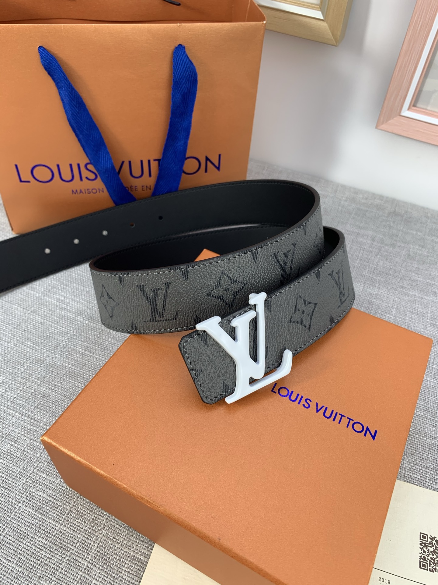  本款 LV Initials 双面腰带拥有 Monogram EcliPse Reverse 图案和素