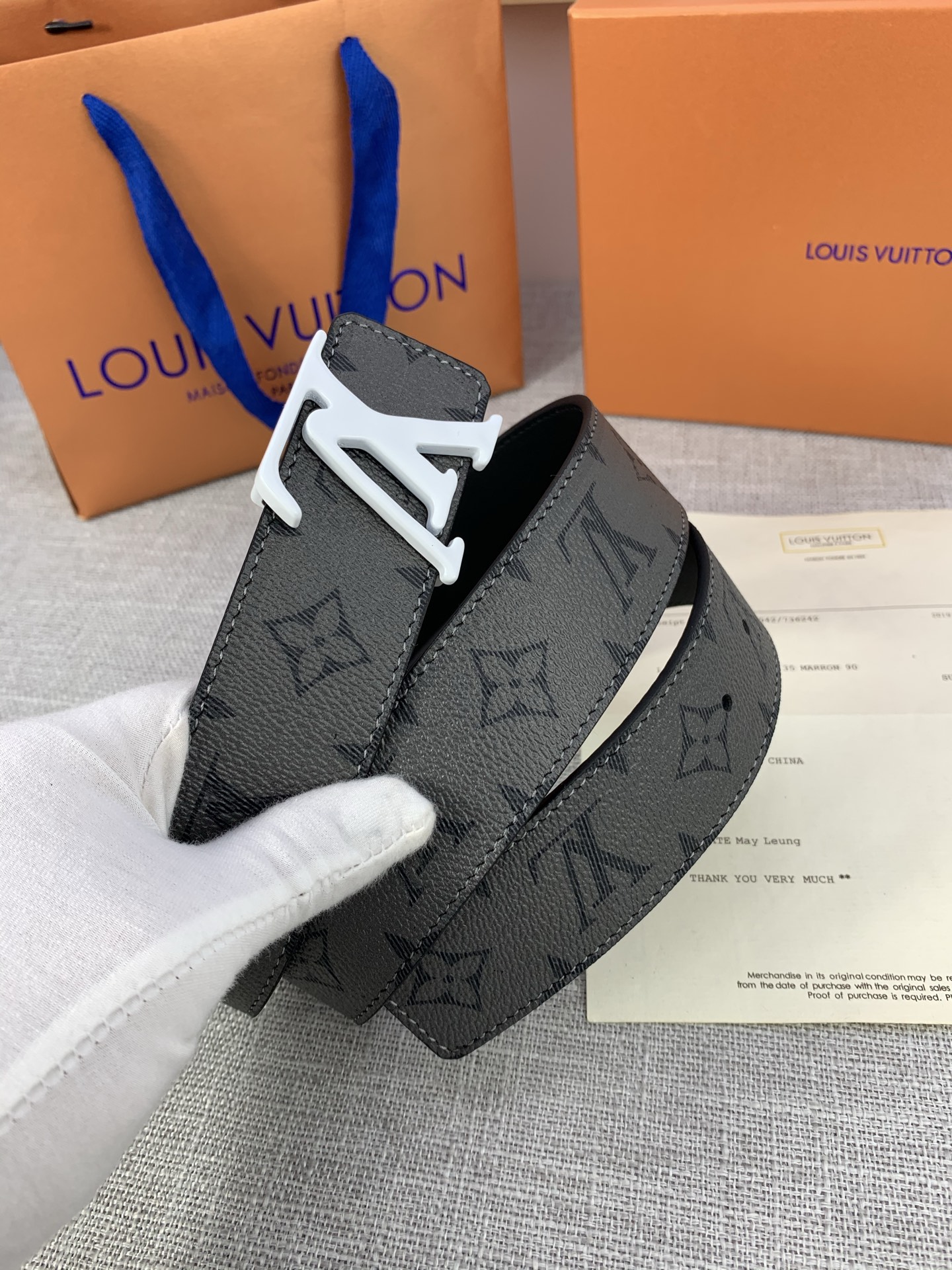  本款 LV Initials 双面腰带拥有 Monogram EcliPse Reverse 图案和素