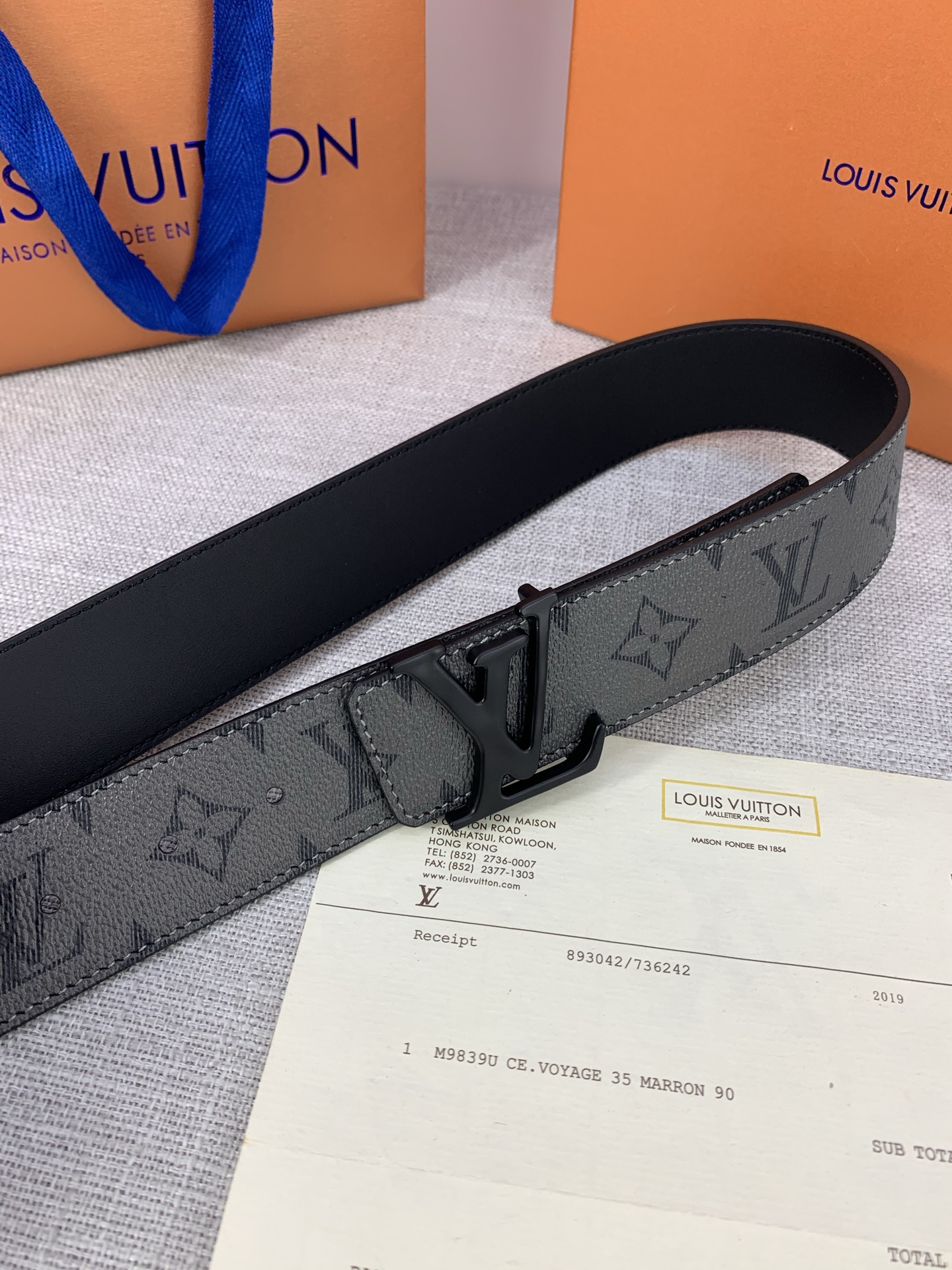  本款 LV Initials 双面腰带拥有 Monogram EcliPse Reverse 图案和素