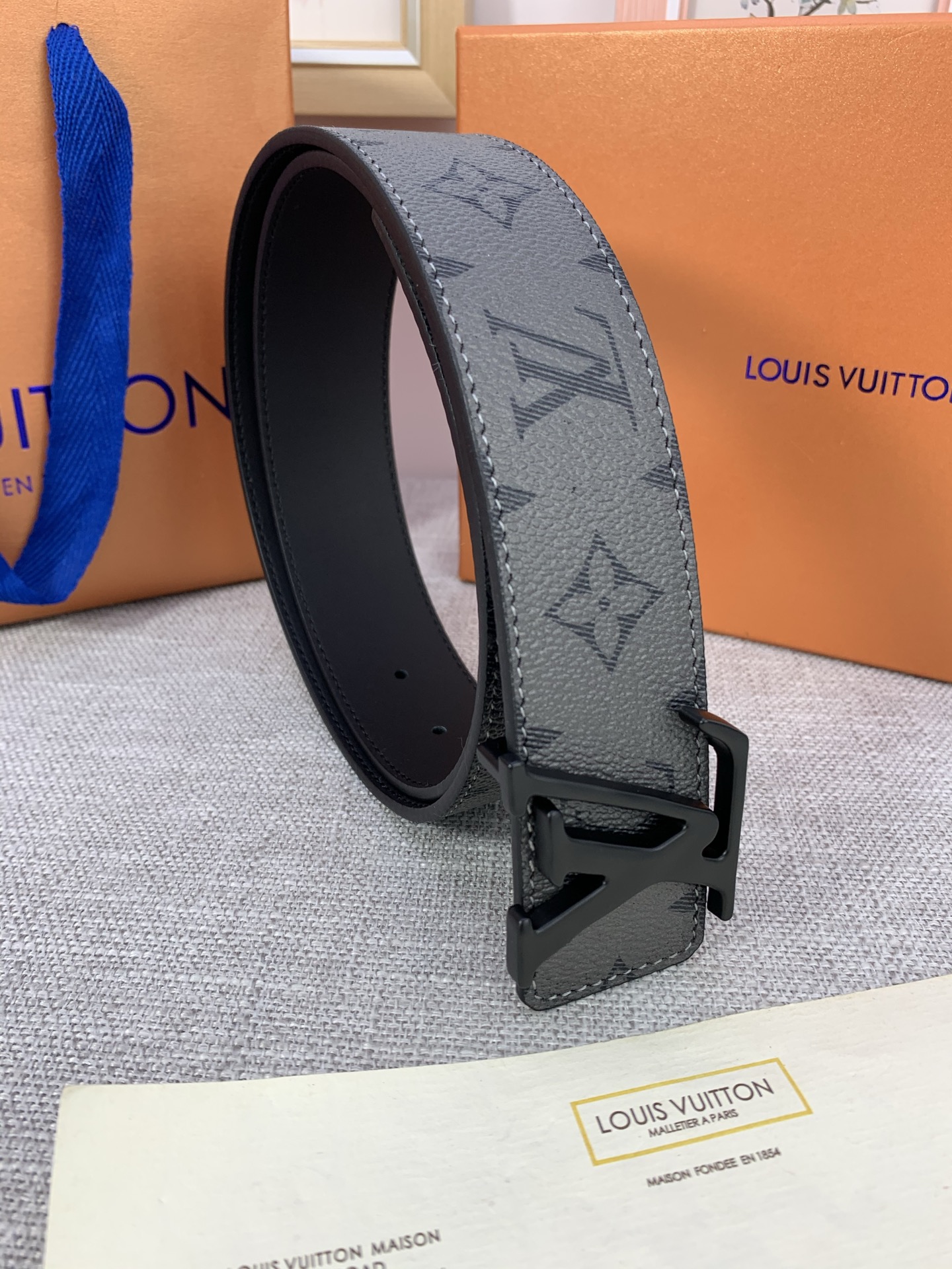  本款 LV Initials 双面腰带拥有 Monogram EcliPse Reverse 图案和素