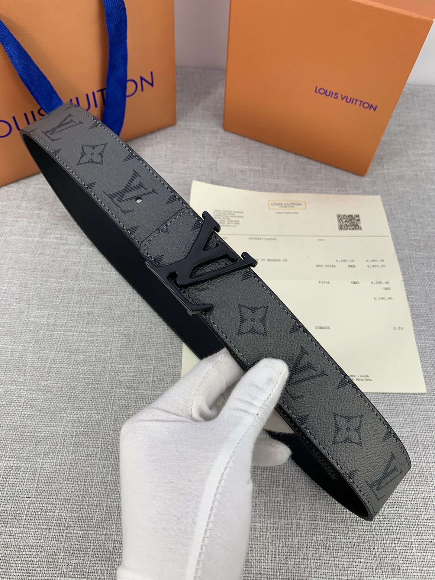  本款 LV Initials 双面腰带拥有 Monogram EcliPse Reverse 图案和素