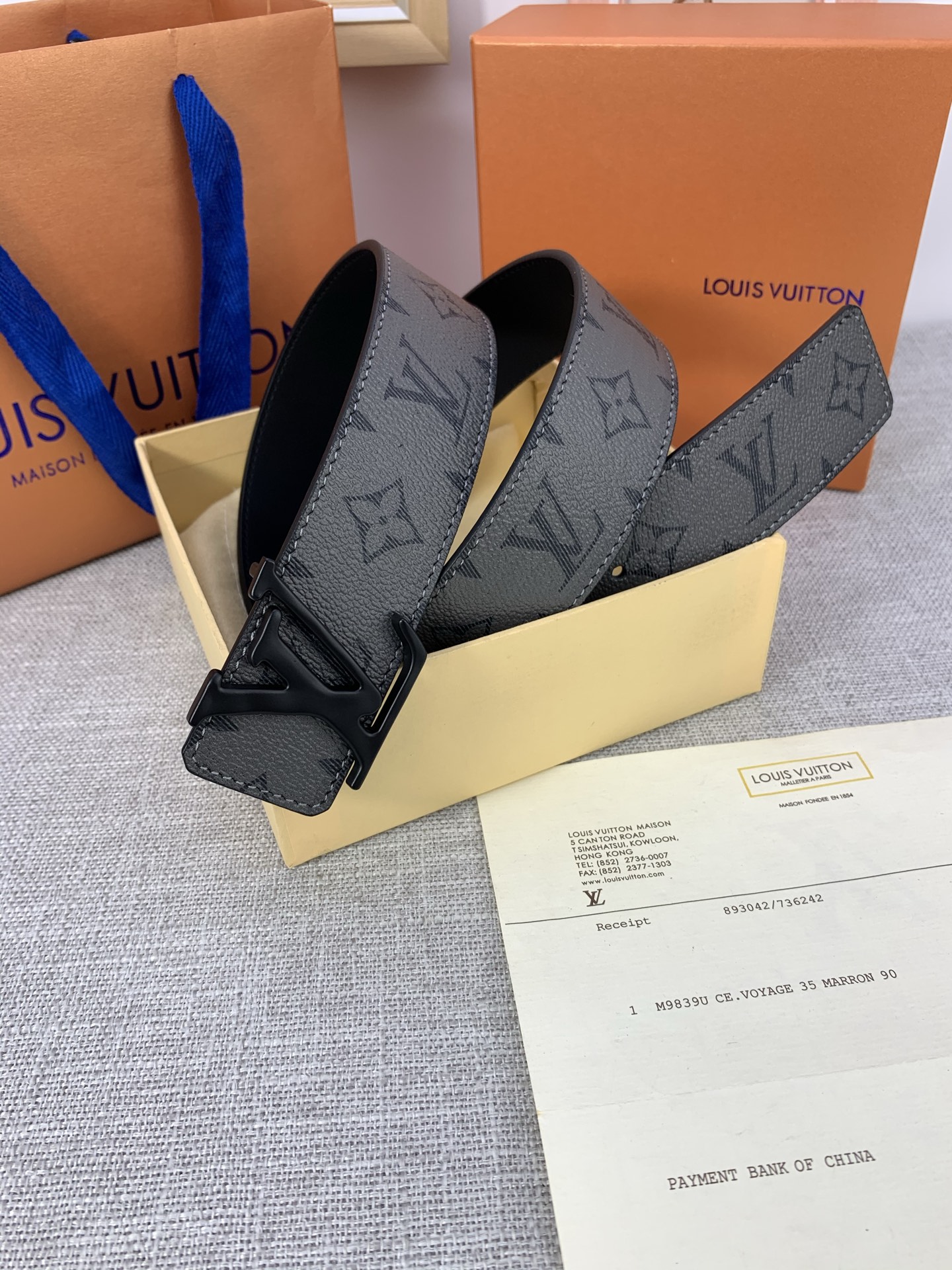  本款 LV Initials 双面腰带拥有 Monogram EcliPse Reverse 图案和素