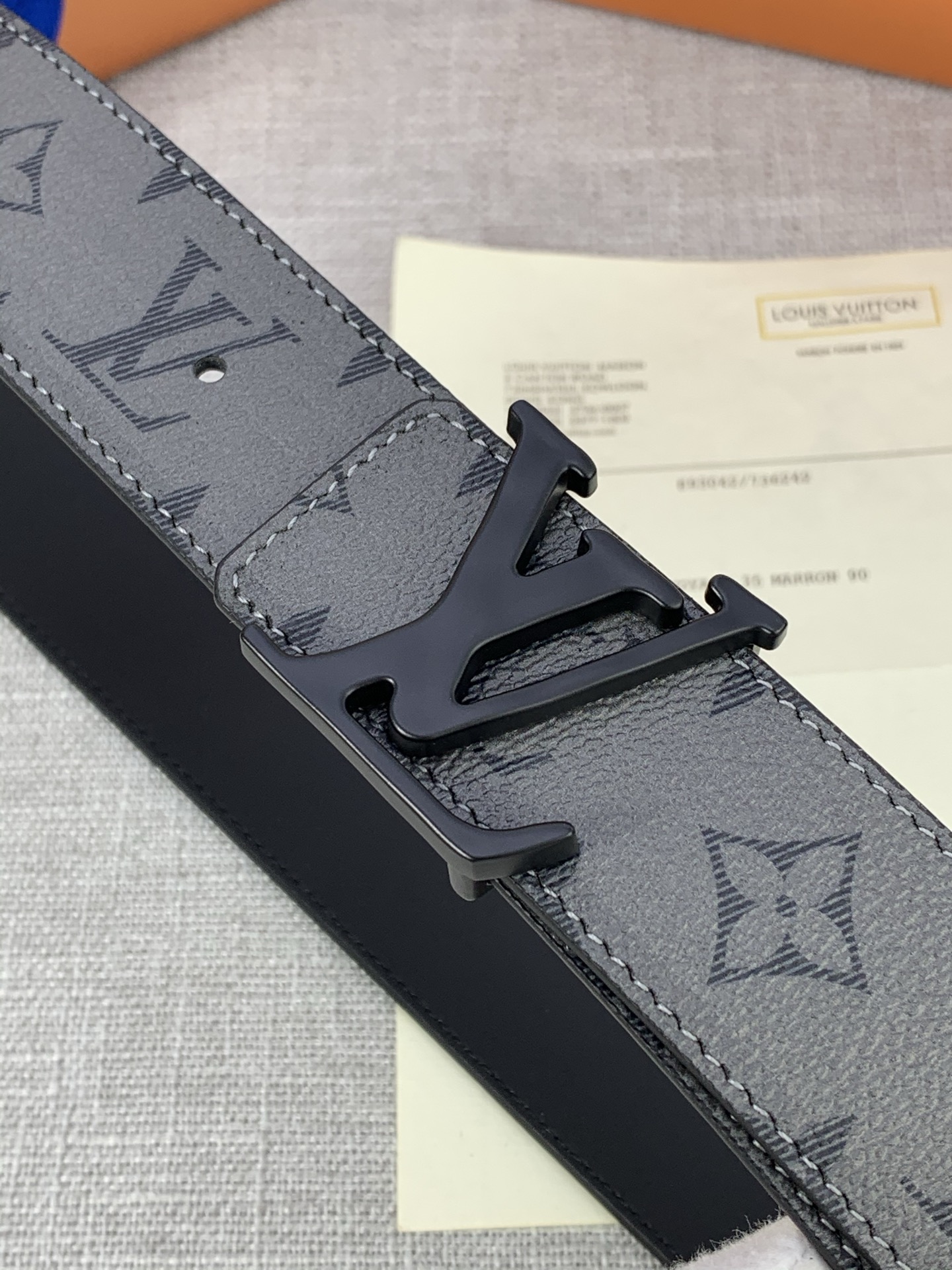  本款 LV Initials 双面腰带拥有 Monogram EcliPse Reverse 图案和素