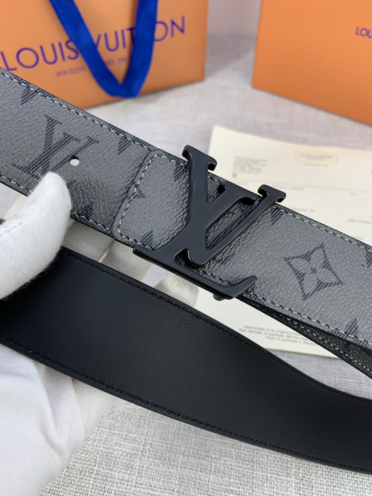  本款 LV Initials 双面腰带拥有 Monogram EcliPse Reverse 图案和素