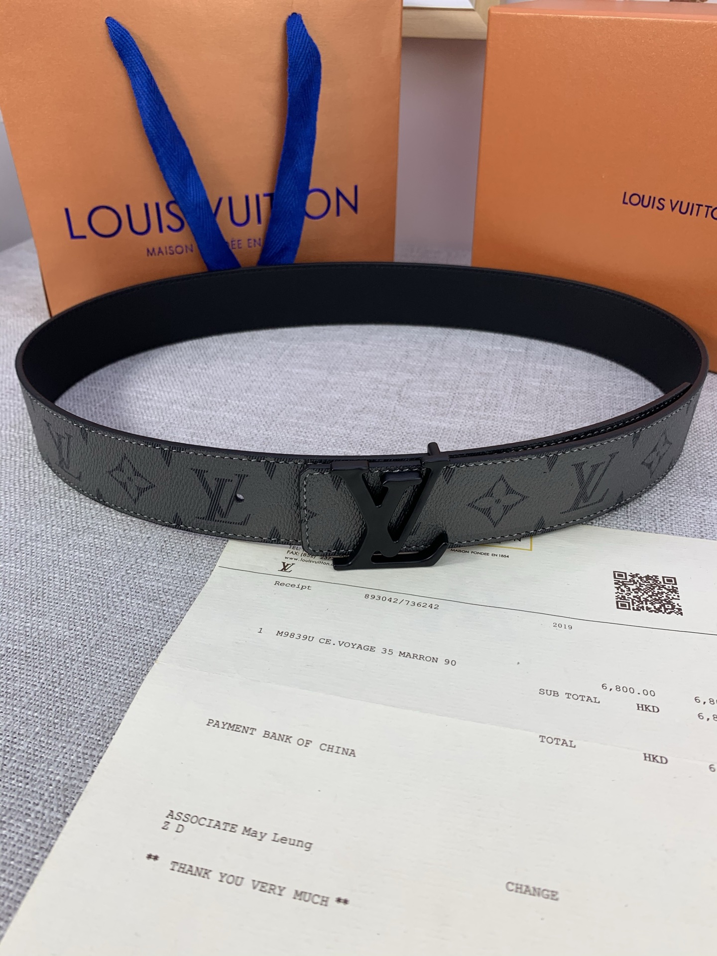  本款 LV Initials 双面腰带拥有 Monogram EcliPse Reverse 图案和素